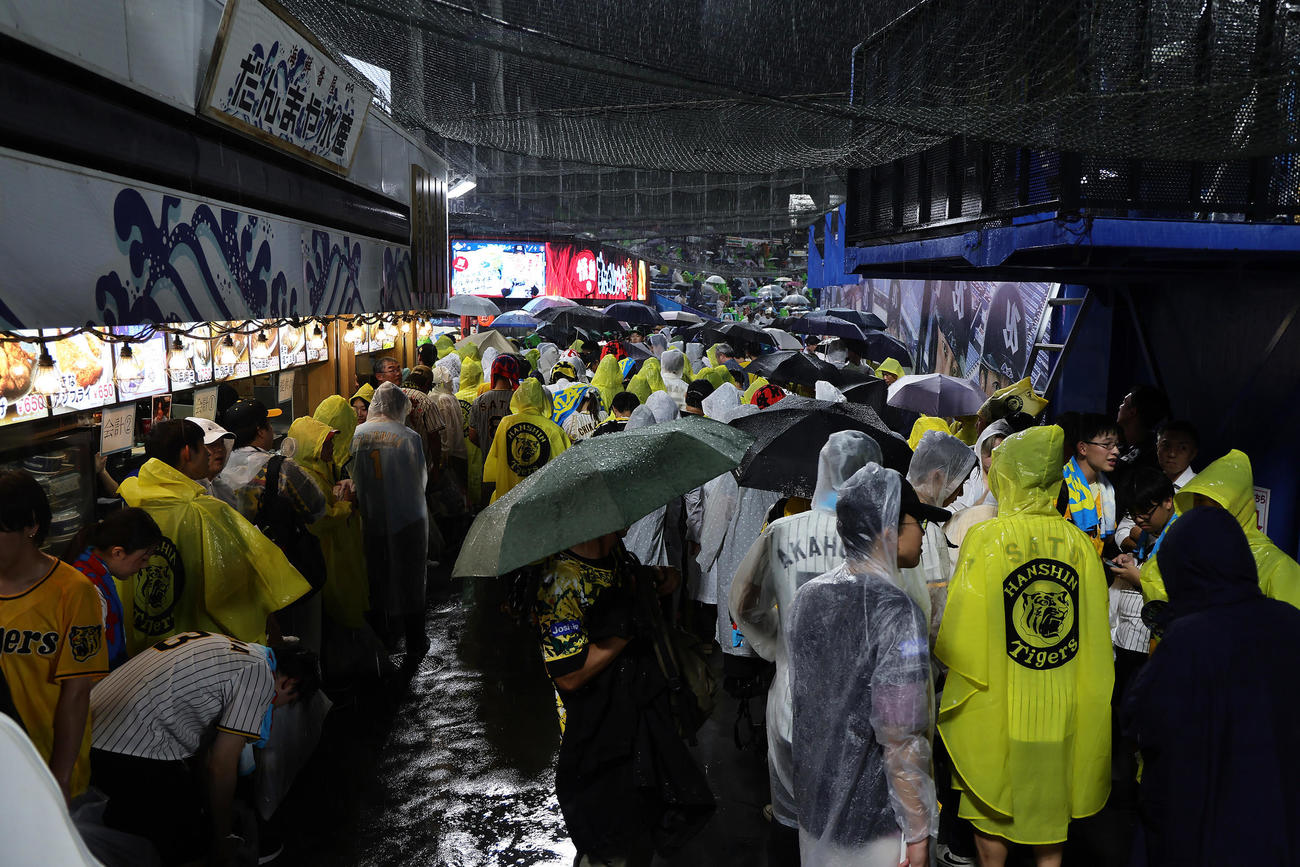 ヤクルト対阪神　5回途中、雷雨のため試合が中断し、コンコースが大混雑する（撮影・足立雅史）