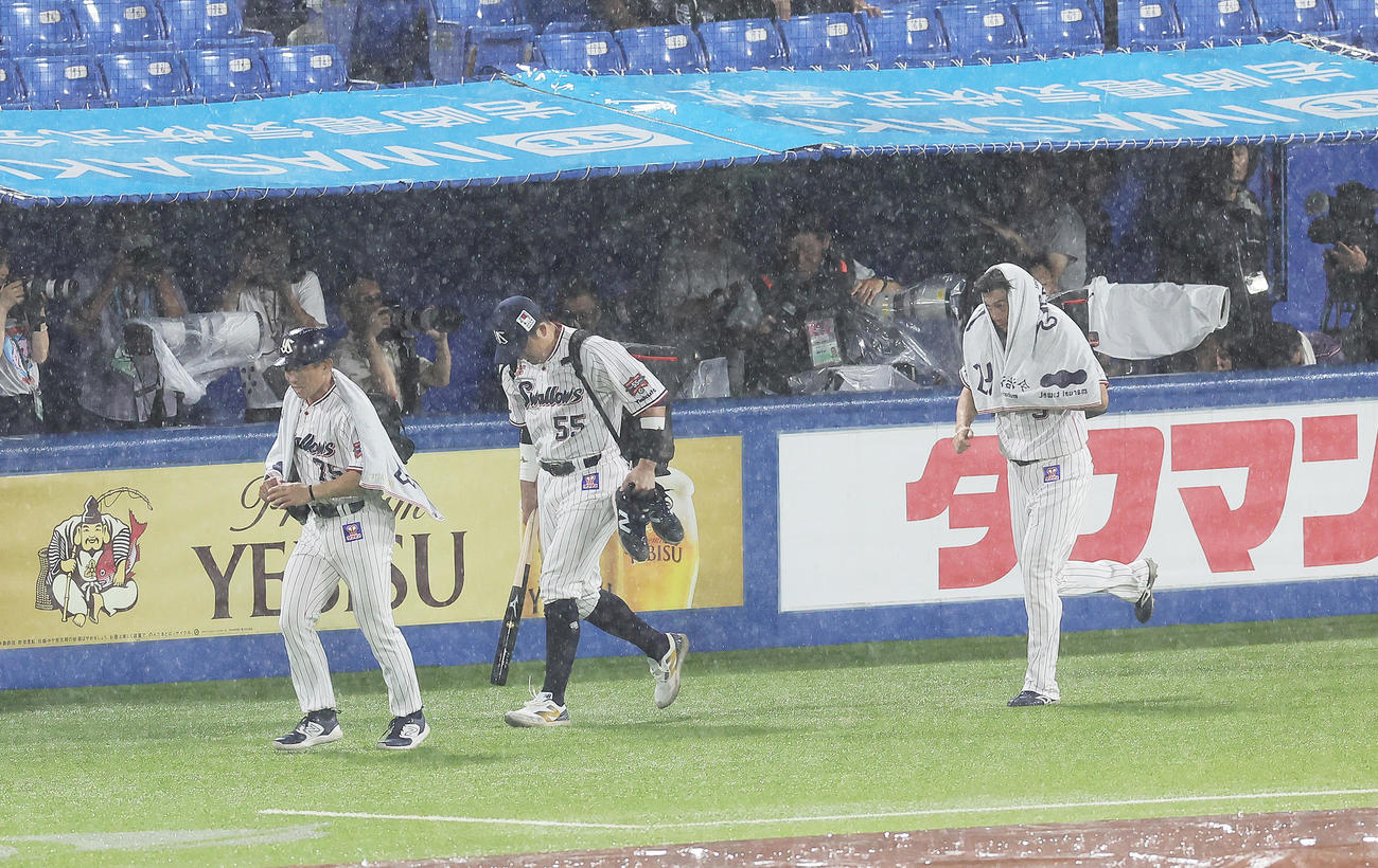 ヤクルト対阪神　5回コールド勝ちで引き揚げるヤクルト村上（中央）ら（撮影・足立雅史）