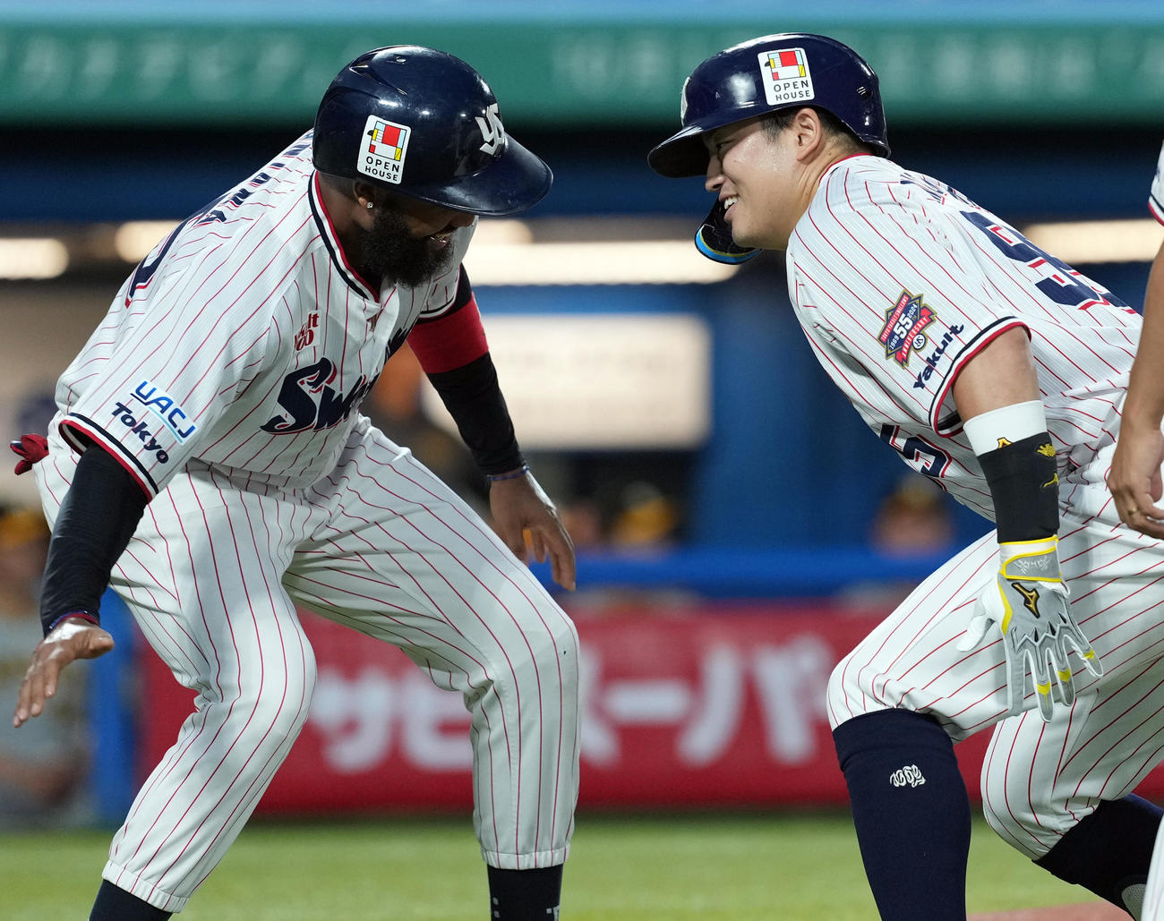 ヤクルト対阪神　1回裏ヤクルト2死一塁、右中間に先制の2点本塁打を放ち笑顔を見せる放村上（右）（撮影・たえ見朱実）