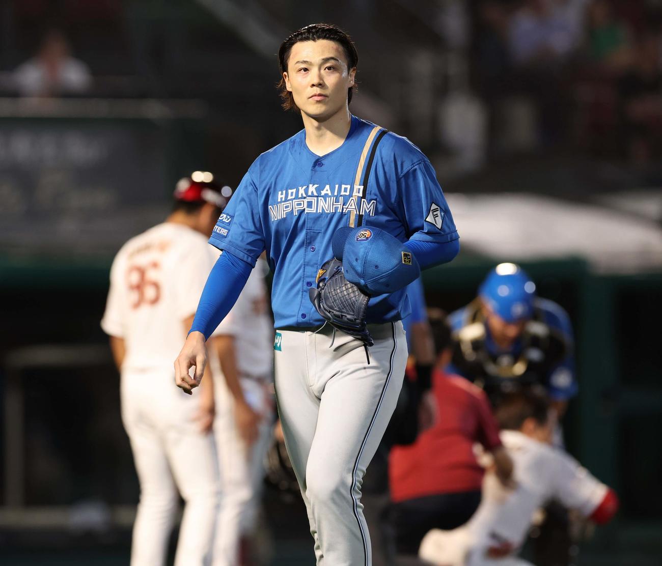 楽天対日本ハム　7回裏楽天1死一、三塁、鈴木大の頭部への死球で退場になる山崎（撮影・黒川智章）
