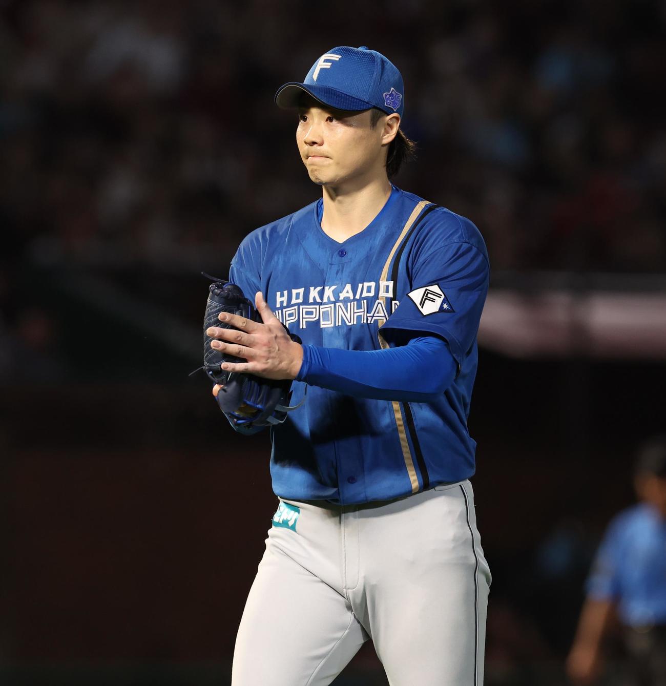 楽天対日本ハム　5回裏、無失点に抑えグラブをたたく山崎（撮影・黒川智章）
