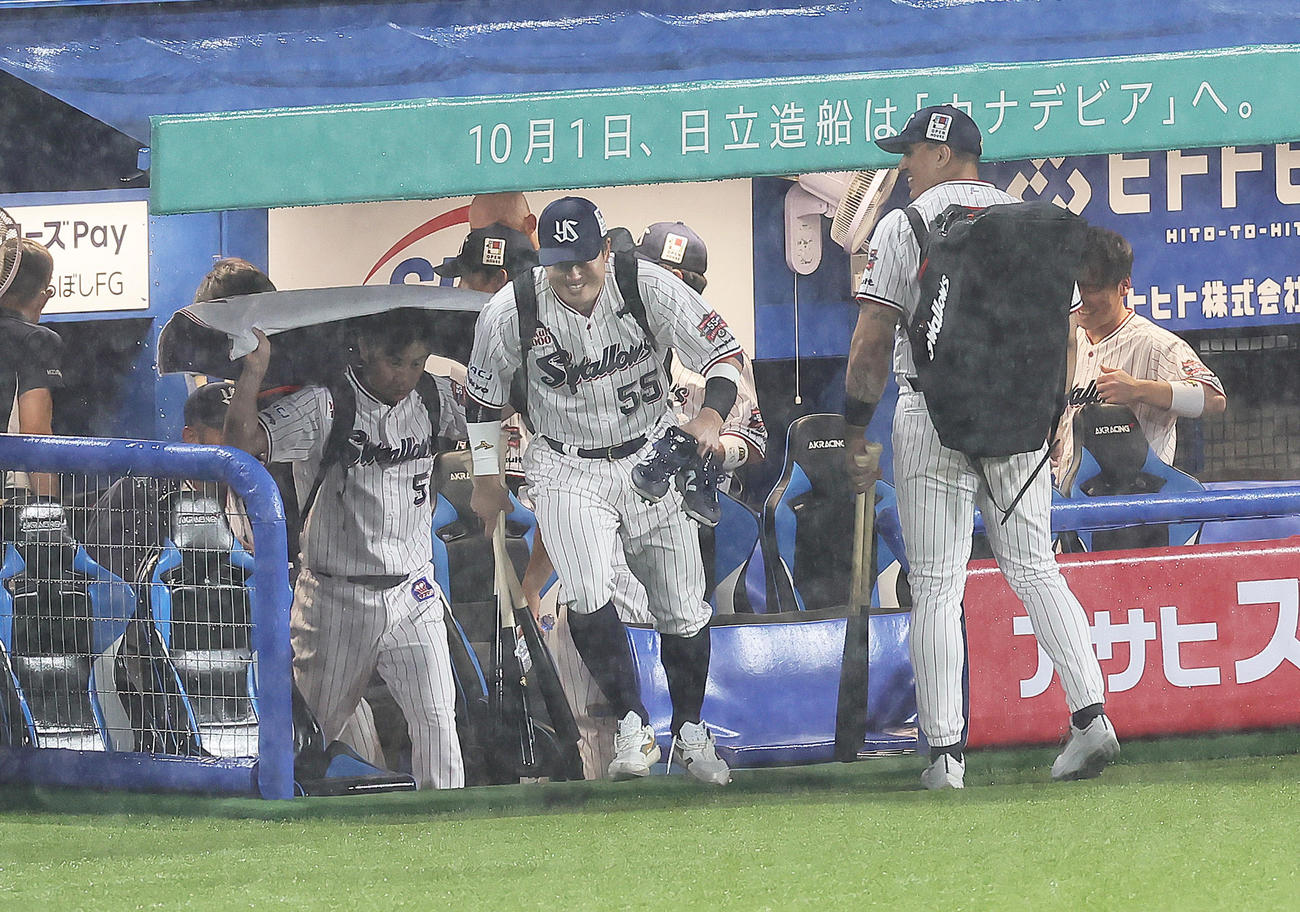 ヤクルト対阪神　降雨コールド勝ちし、笑顔で引き揚げるヤクルト村上（中央）（撮影・足立雅史）