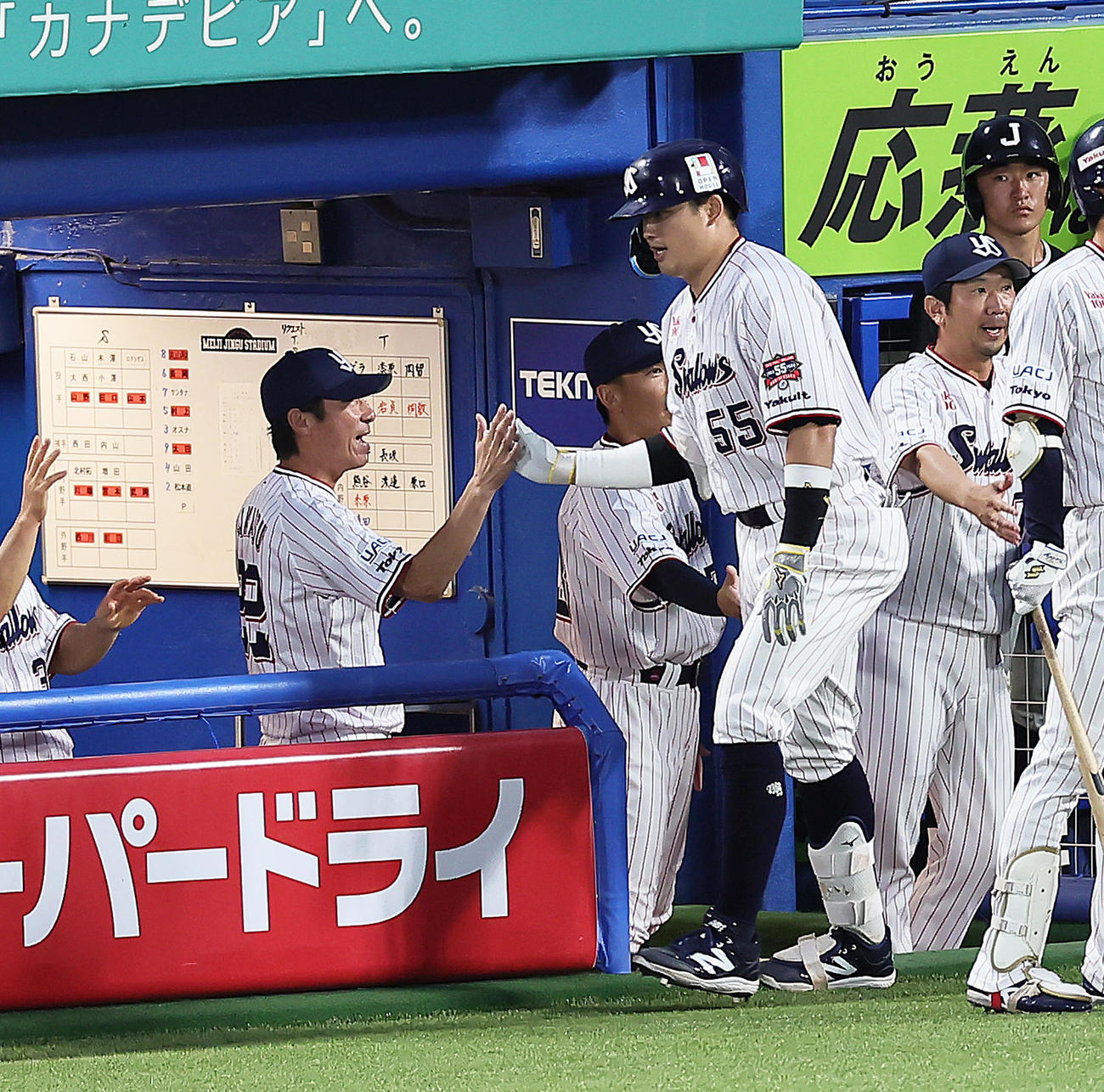 ヤクルト対阪神　1回裏ヤクルト2死一塁、村上（右）は2点本塁打を放ち高津監督とタッチを交わす（撮影・足立雅史）