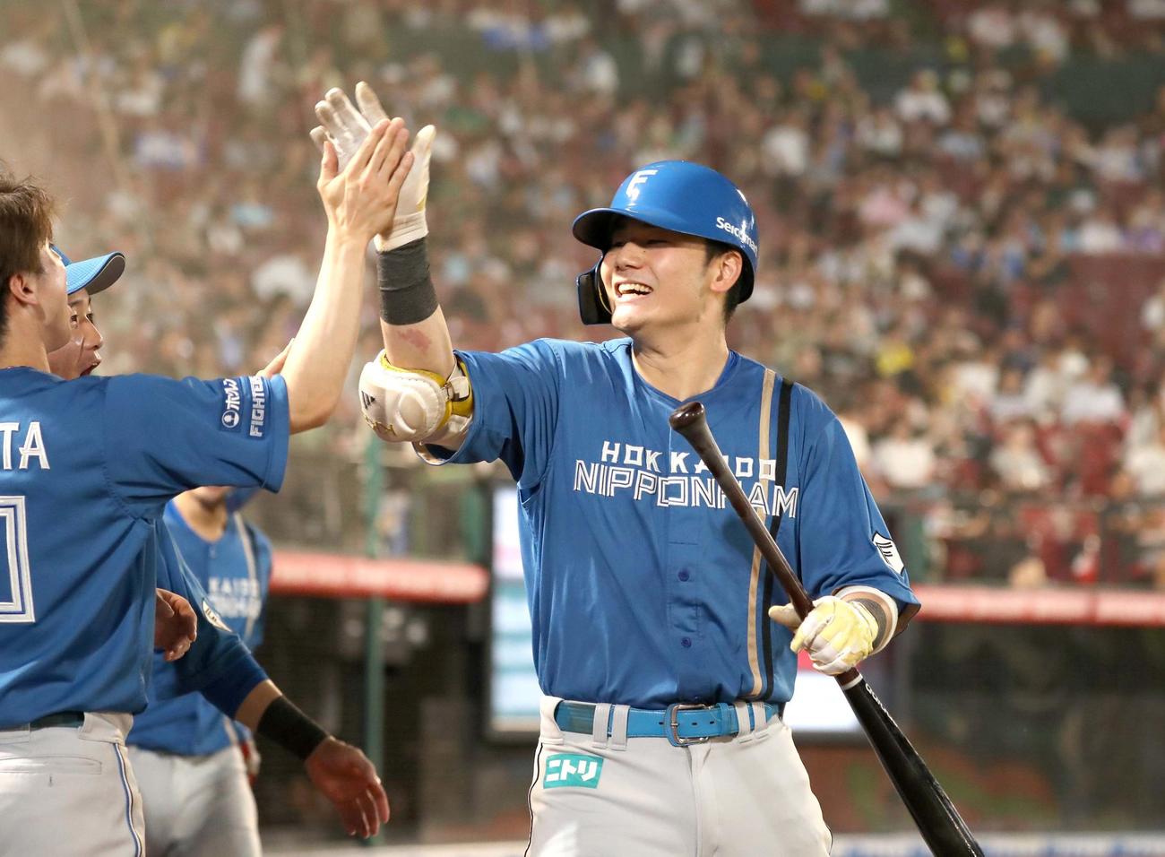 楽天対日本ハム　8回表、2点本塁打を放ちナインに出迎えられる清宮（撮影・黒川智章）