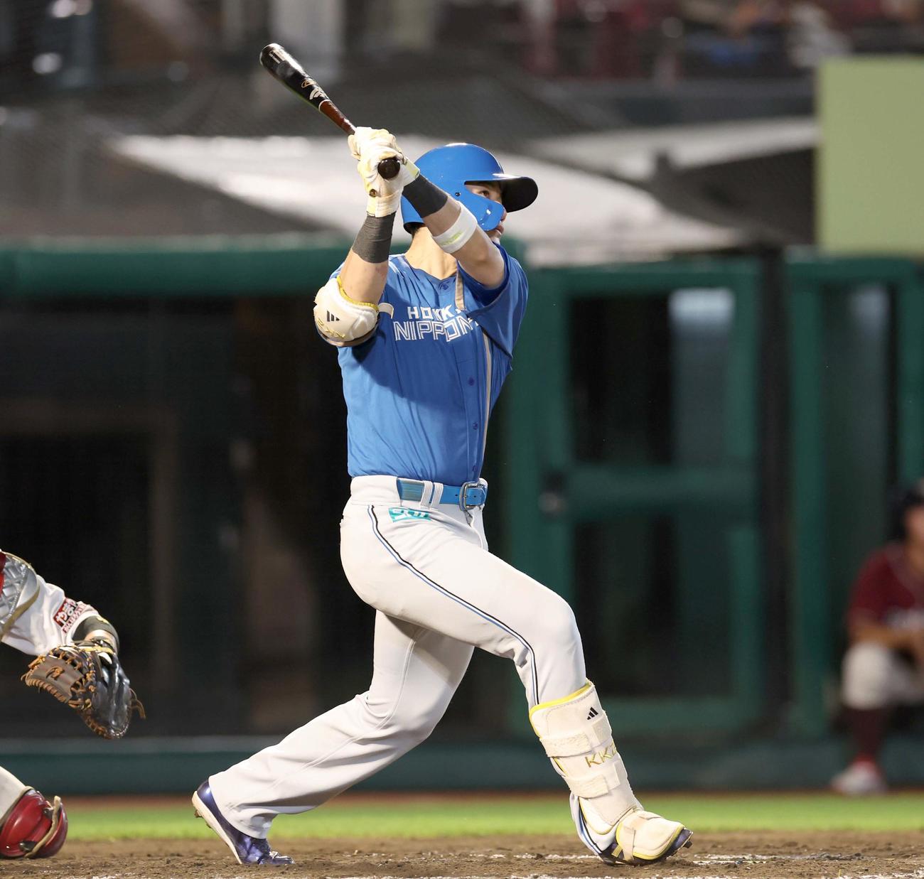 楽天対日本ハム　8回表日本ハム2死一塁、右越え2点本塁打を放つ清宮（撮影・黒川智章）
