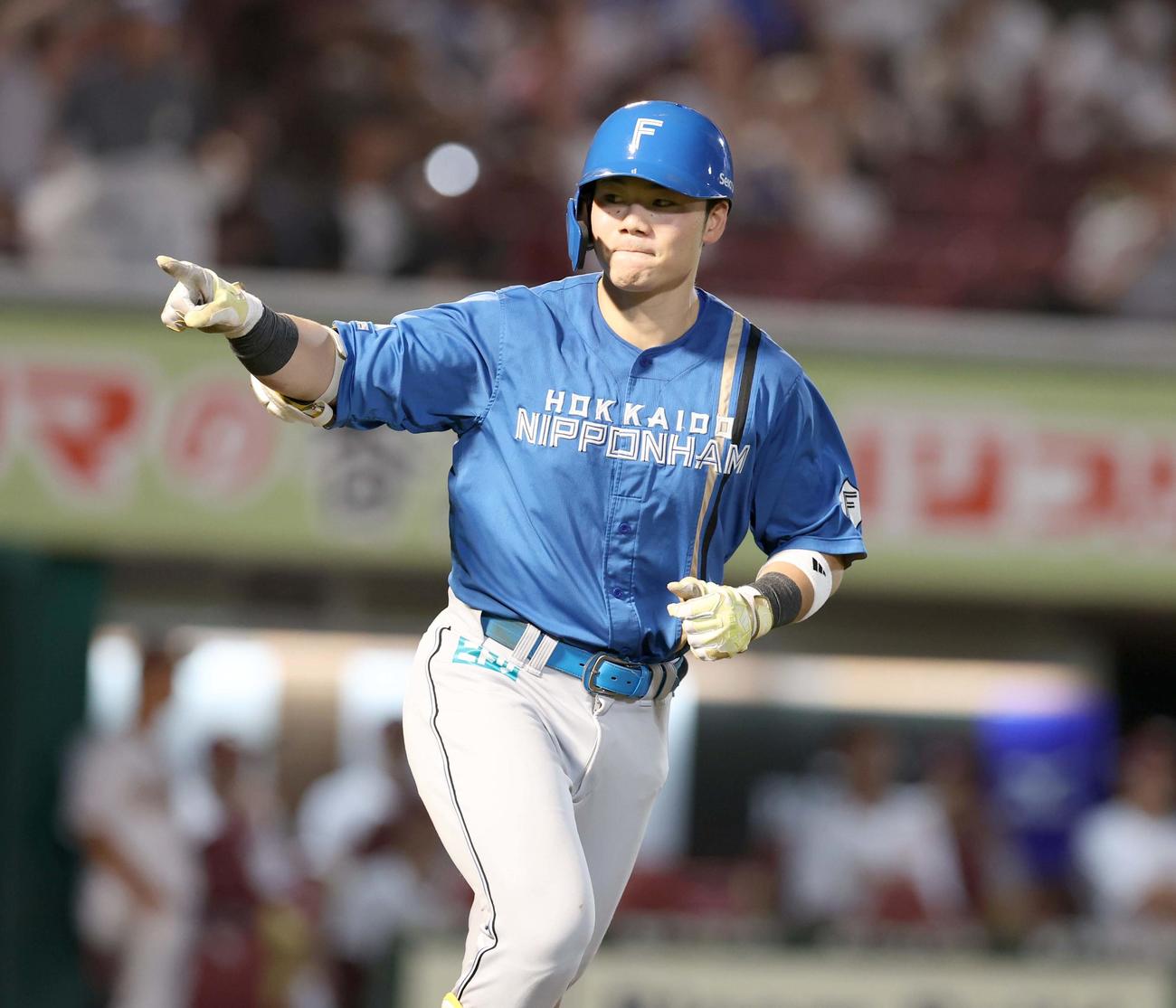 楽天対日本ハム　8回表日本ハム2死一塁、右越え2点本塁打を放ちベンチを指さす清宮（撮影・黒川智章）
