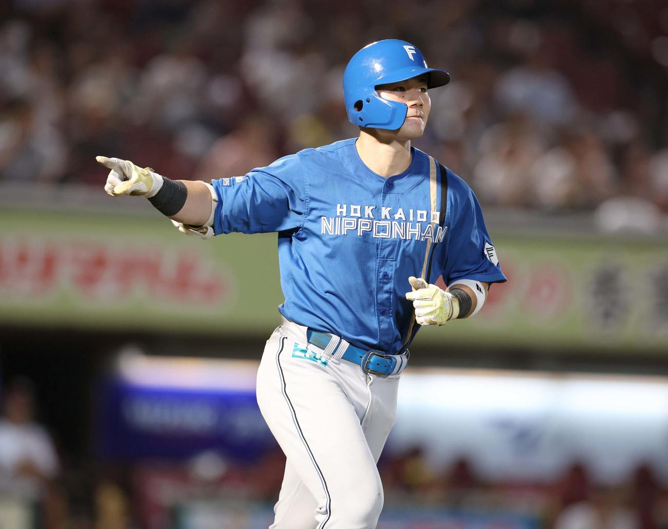 楽天対日本ハム　8回表日本ハム2死一塁、右越え2点本塁打を放ちベンチを指さす清宮（撮影・黒川智章）