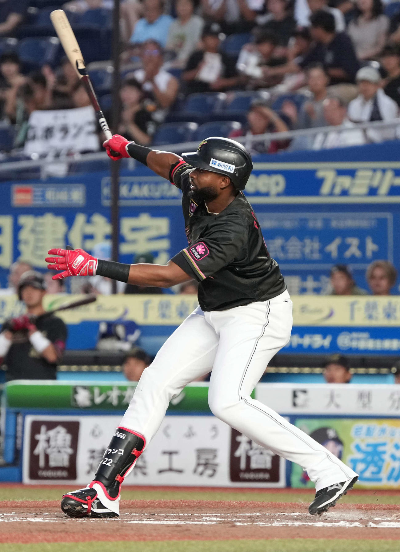 ロッテ対ソフトバンク　1回裏ロッテ無死二、三塁、ポランコは右越えに逆転3点本塁打を放つ（撮影・小沢裕）