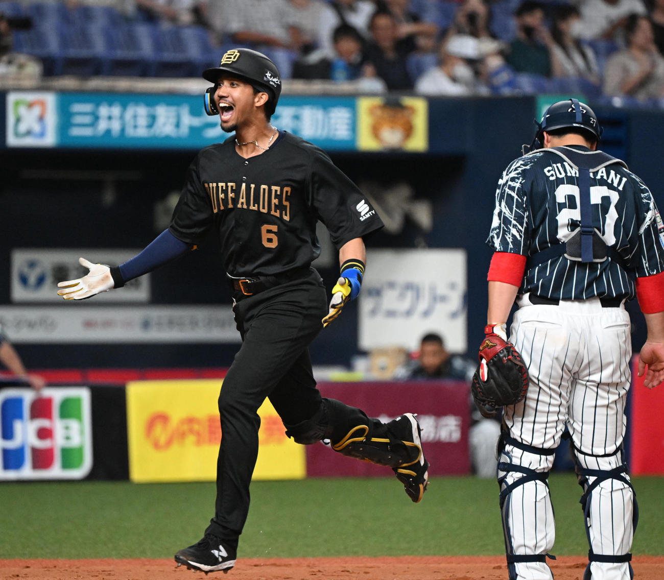 オリックス対西武　7回裏オリックス1死、右越えに勝ち越し本塁打を放った宗はガッツポーズ、左は源田（撮影・和賀正仁）