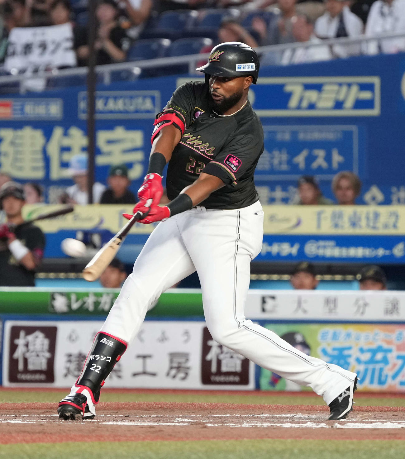 ロッテ対ソフトバンク　1回裏ロッテ無死二、三塁、ポランコは右越えに逆転3点本塁打を放つ（撮影・小沢裕）