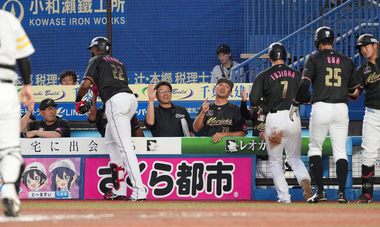 ロッテ対ソフトバンク　1回裏ロッテ無死二、三塁、ポランコは右越えに逆転3点本塁打を放ち吉井監督（左）の祝福を受ける（撮影・小沢裕）