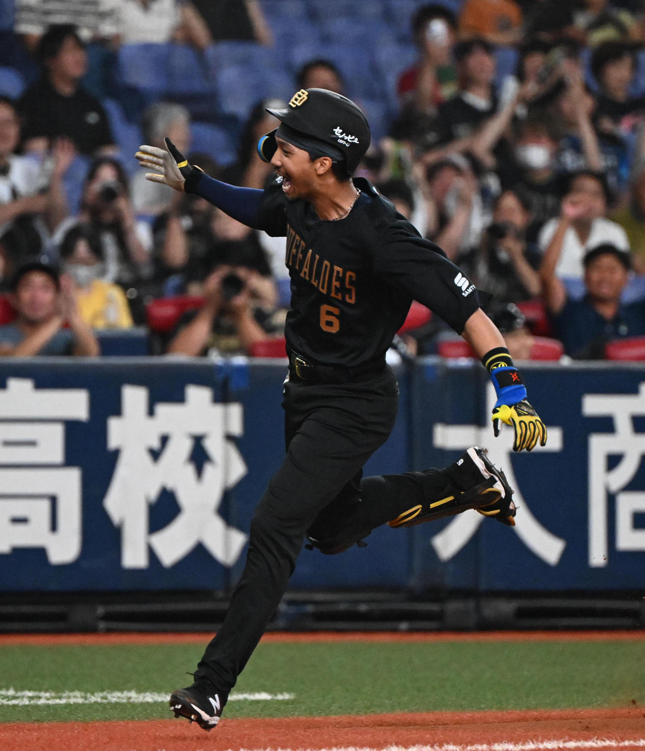 オリックス対西武　7回裏オリックス1死、右越えに勝ち越し本塁打を放った宗は大きく両手を広げる（撮影・和賀正仁）