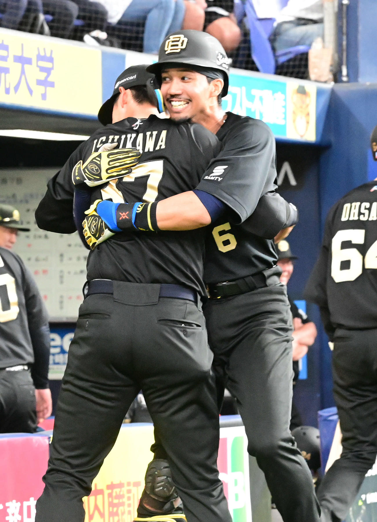 オリックス対西武　7回裏オリックス1死、右越えに勝ち越し本塁打を放った宗は石川（左）と喜び合う（撮影・和賀正仁）
