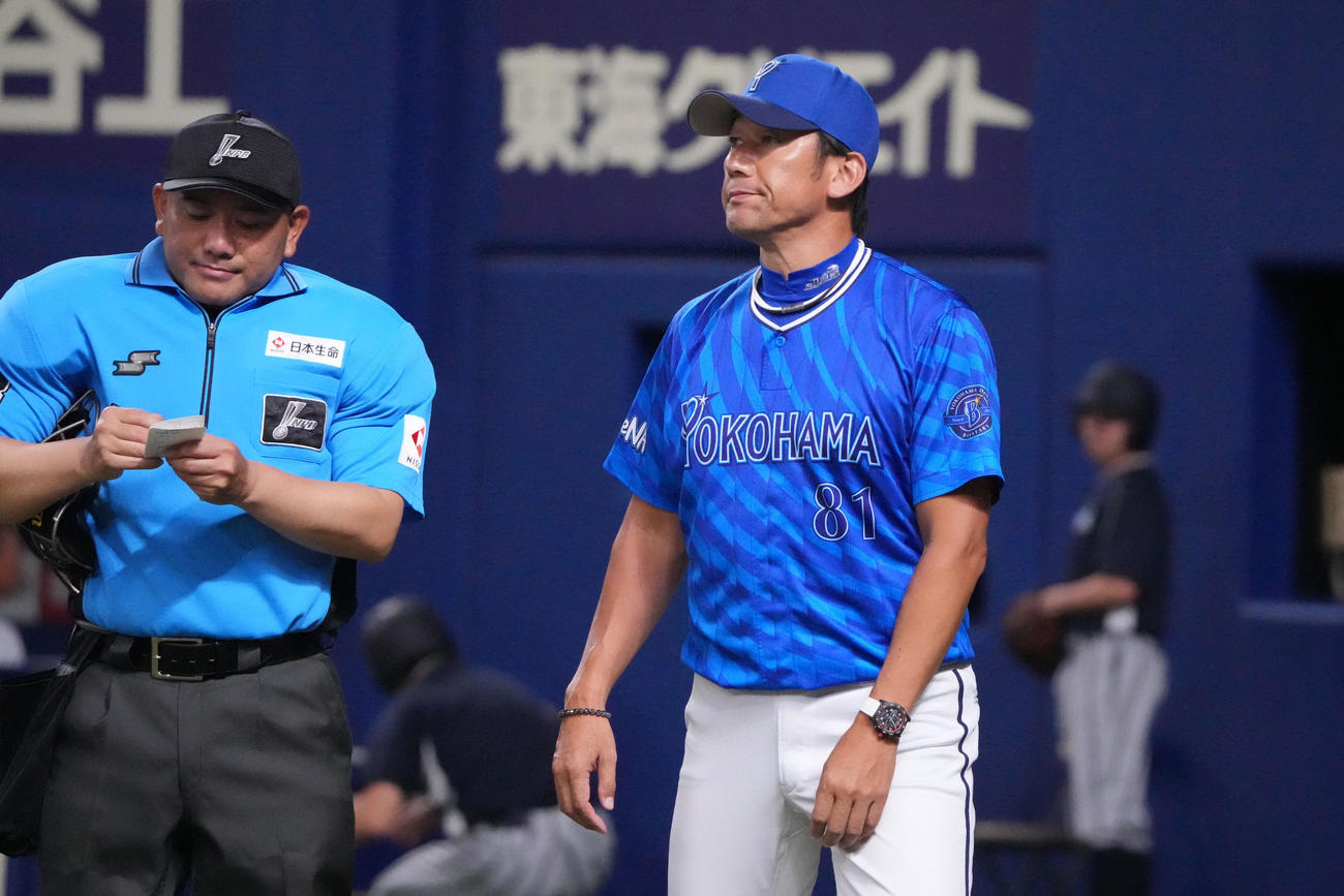 中日対DeNA 10回表終了、選手交代を告げる三浦監督（撮影・森本幸一）