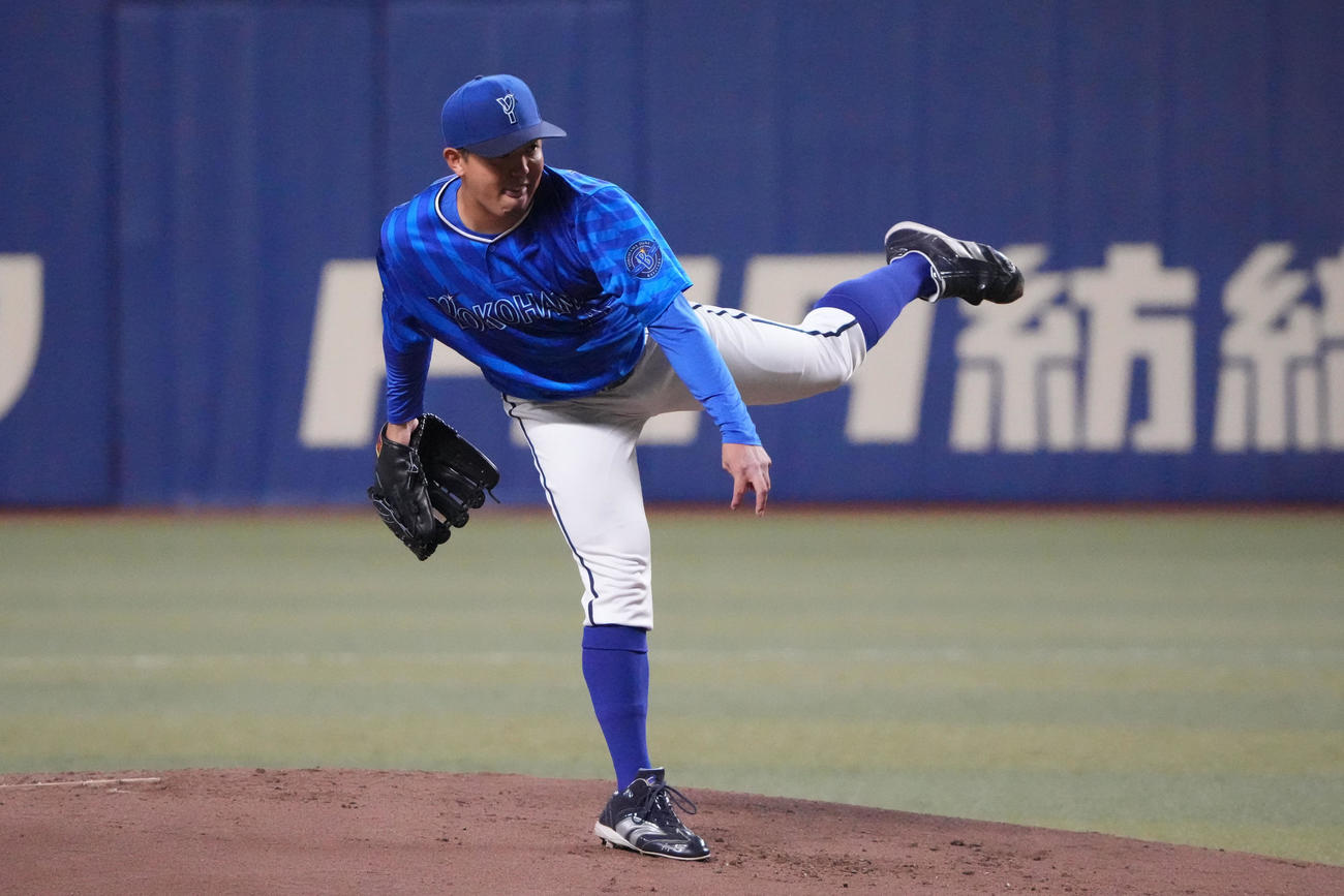 中日対DeNA 1回裏、登板するDeNA先発の東（撮影・森本幸一）