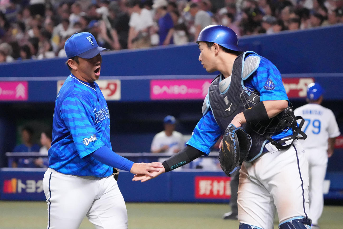 中日対DeNA 10回終了、山本とタッチを交わしベンチへ戻る山崎（左）（撮影・森本幸一）