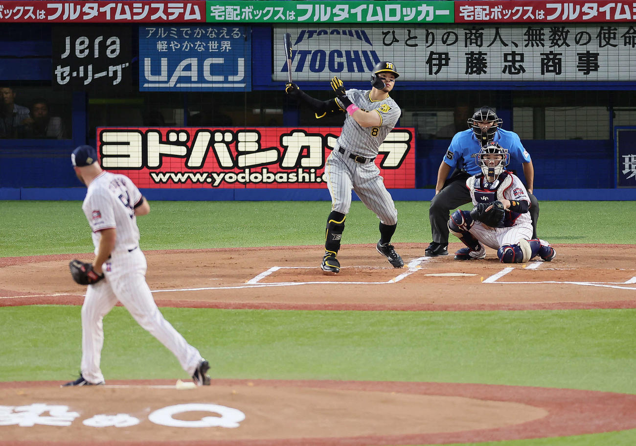 ヤクルト対阪神　1回表阪神2死三塁、佐藤輝は左飛に倒れる。投手サイスニード（撮影・足立雅史）