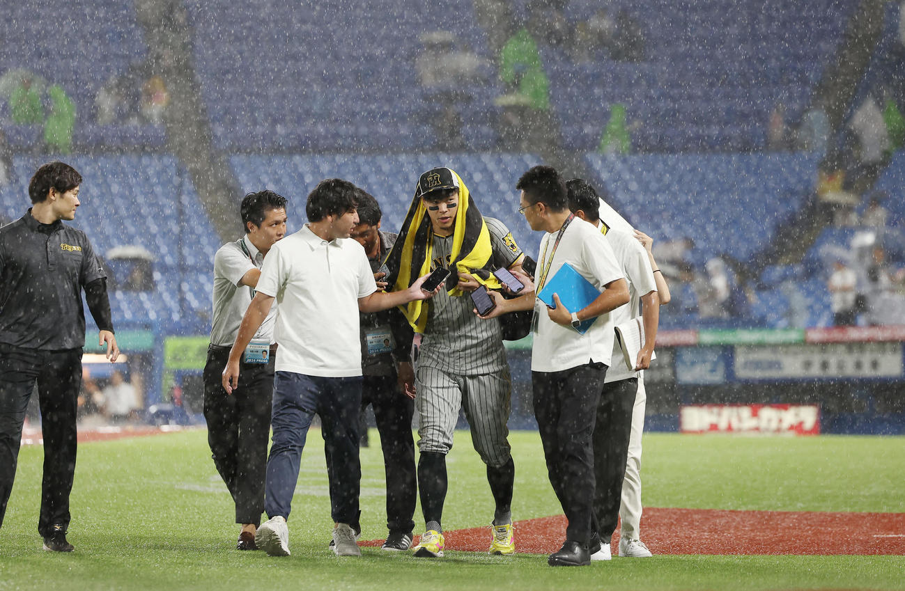 ヤクルト対阪神　降雨コールドでヤクルトに敗れ、引き揚げる阪神佐藤輝（中央）（撮影・前田充）