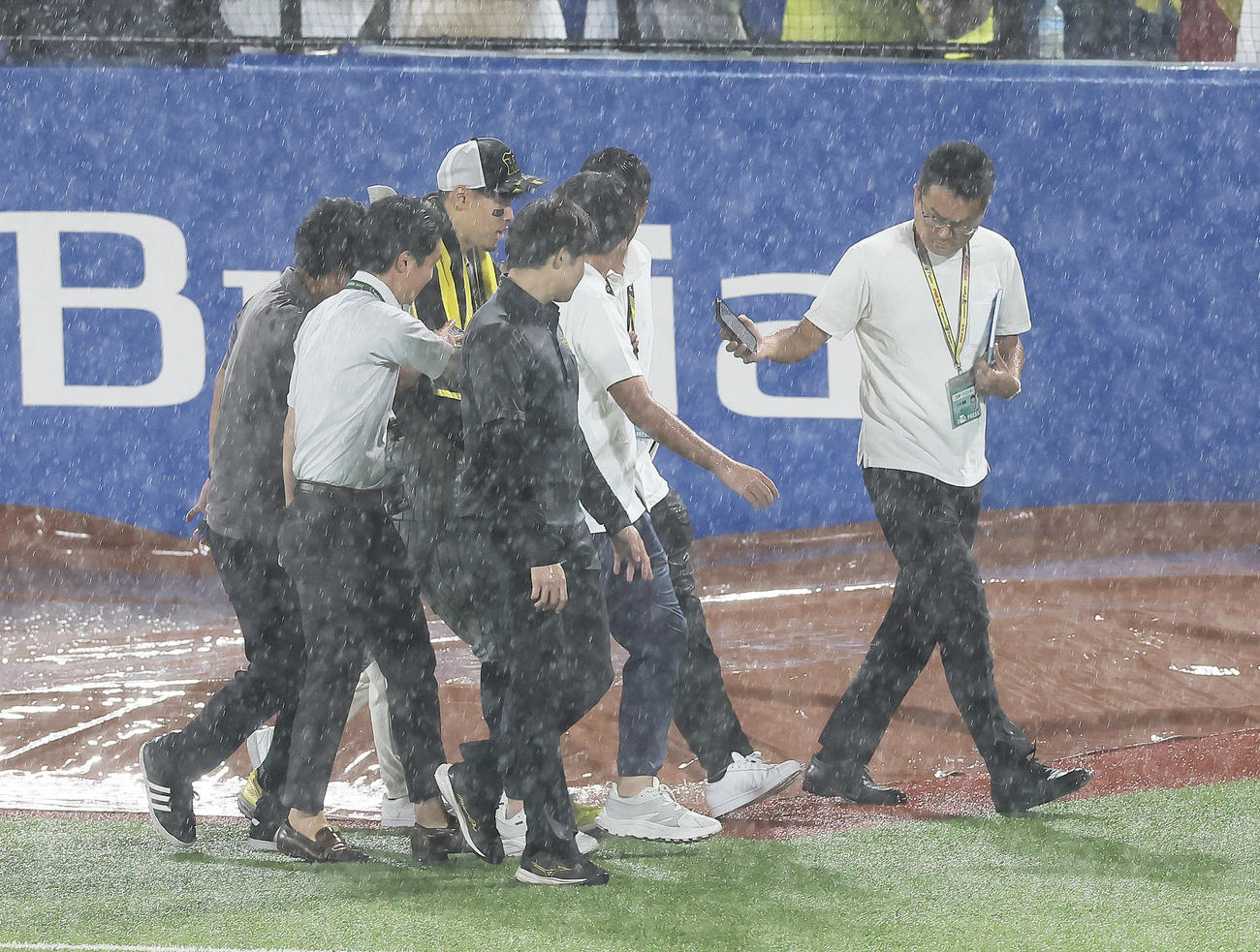 ヤクルト対阪神　ヤクルトにコールド負けし引き揚げる阪神佐藤輝（左から3人目）
