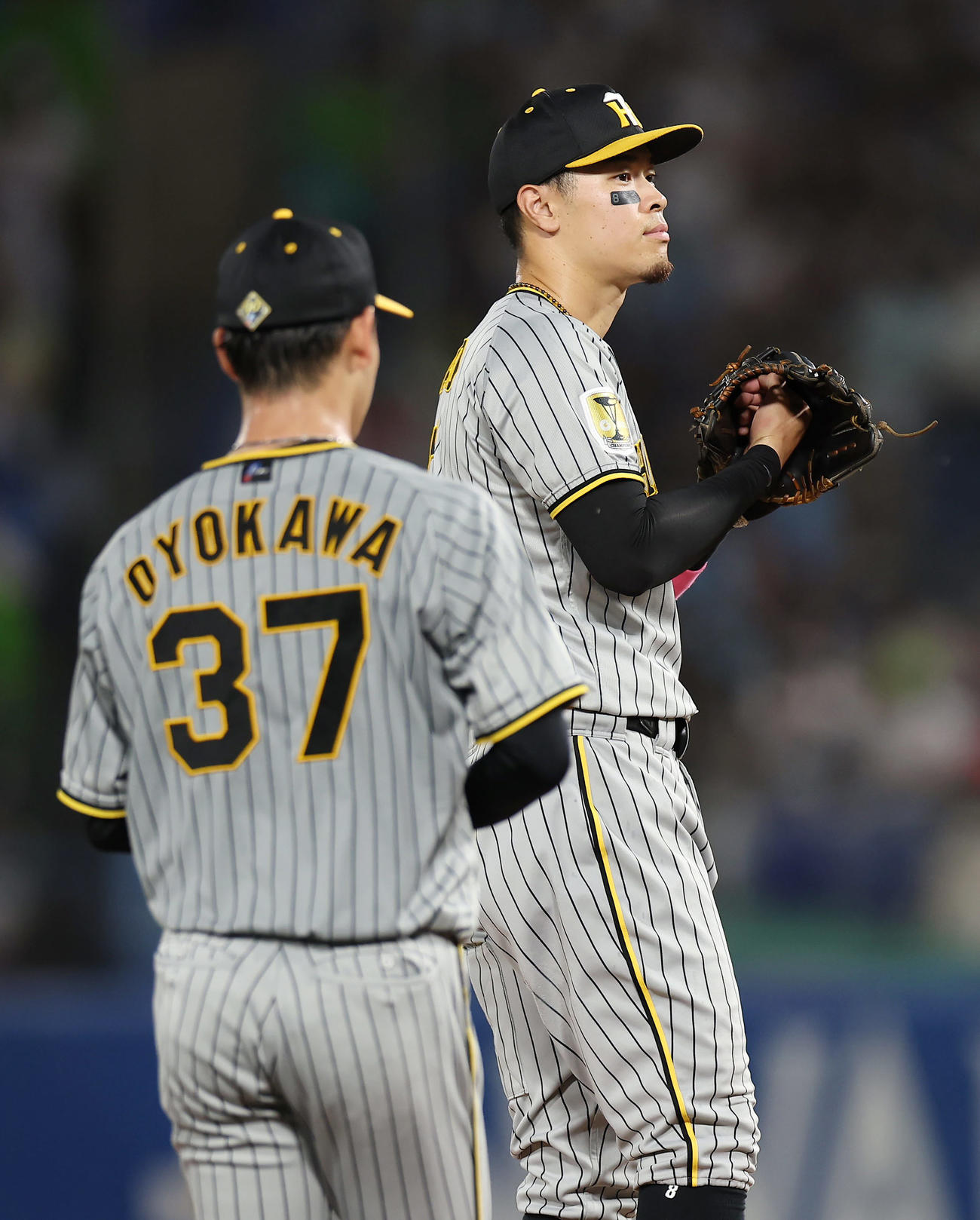 ヤクルト対阪神　2回裏ヤクルト1死一、二塁、サイスニードのバントを一塁へ悪送球した佐藤輝。左は及川（撮影・前田充）