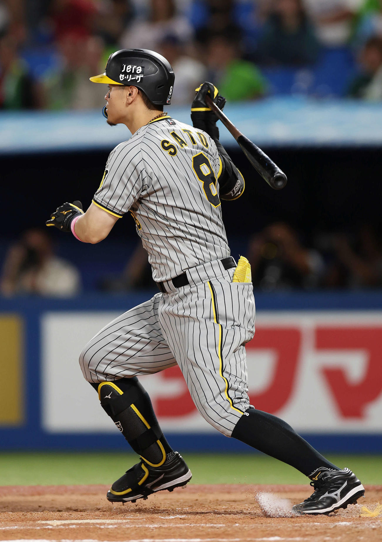 ヤクルト対阪神　4回表阪神1死、二ゴロに倒れる佐藤輝（撮影・前田充）