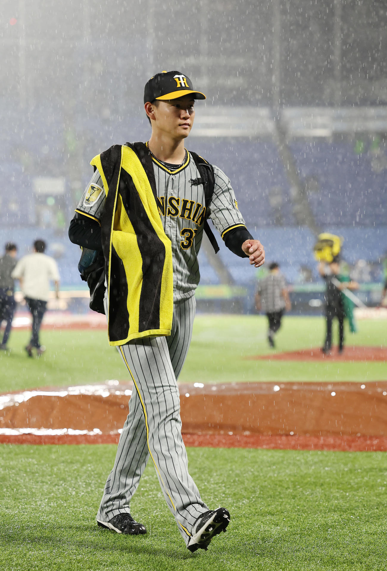 ヤクルト対阪神　降雨コールドでヤクルトに敗れ、引き揚げる阪神及川（撮影・前田充）