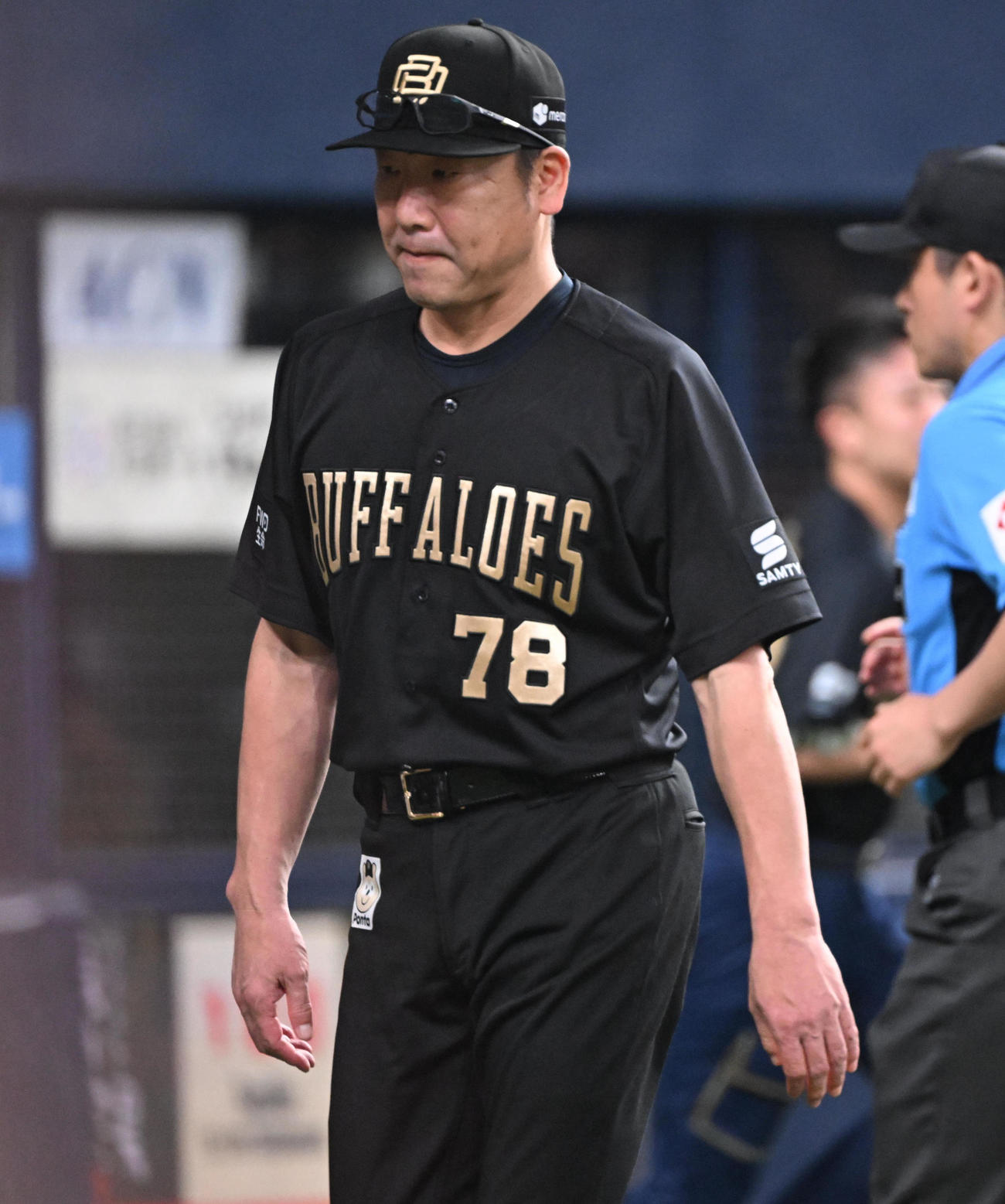 オリックス対西武　5回を終え、選手の交代を告げるオリックス中嶋監督（撮影・和賀正仁）