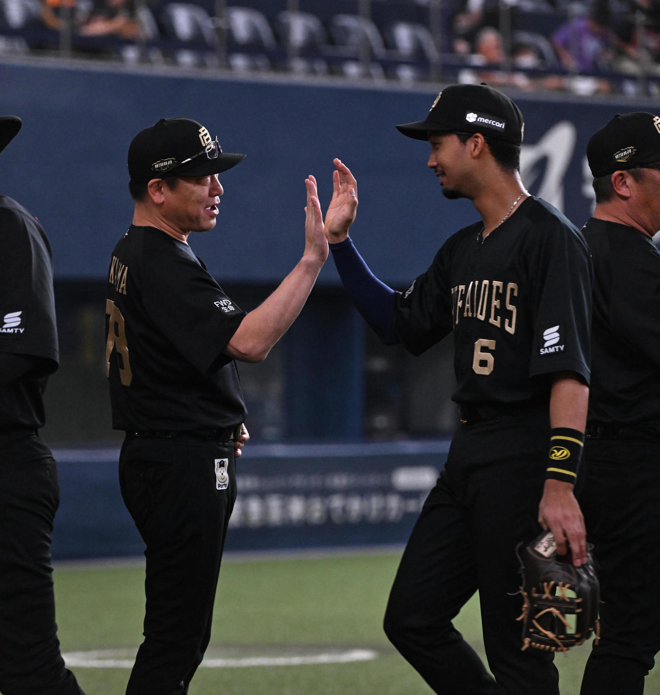 オリックス対西武　西武に逆転勝ちし宗（右）とタッチするオリックス中嶋監督（撮影・和賀正仁）