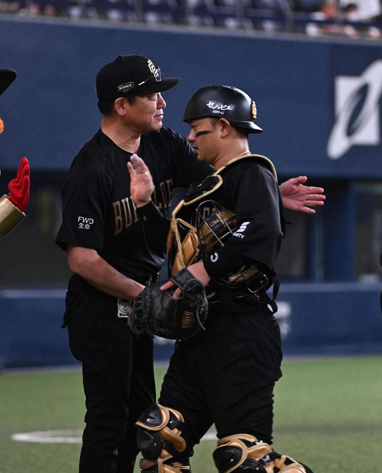 オリックス対西武　西武に逆転勝ちし森（右）とタッチするオリックス中嶋監督（撮影・和賀正仁）