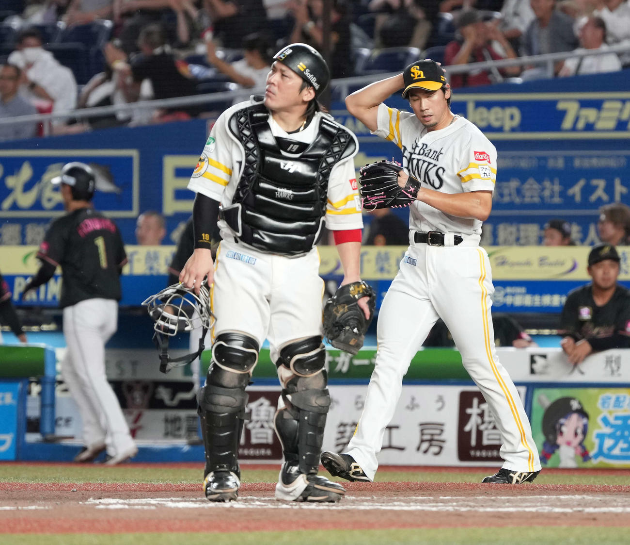ロッテ対ソフトバンク　8回裏ロッテ2死満塁、ソフトバンク5番手で登板した尾形（右）は小川に左前の2点適時打を許す（撮影・小沢裕）