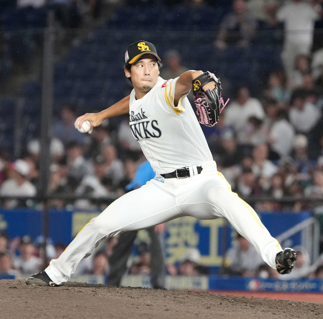 ロッテ対ソフトバンク　ソフトバンク5番手で登板した尾形（撮影・小沢裕）