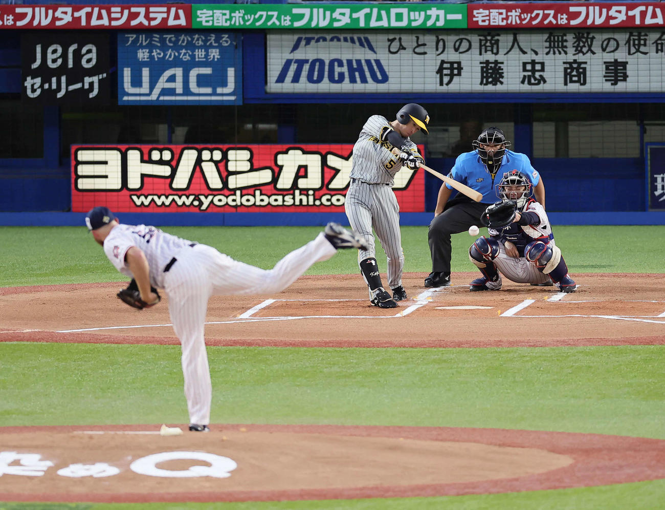 ヤクルト対阪神　1回表阪神無死、近本は中前打を放つ。投手サイスニード（撮影・足立雅史）
