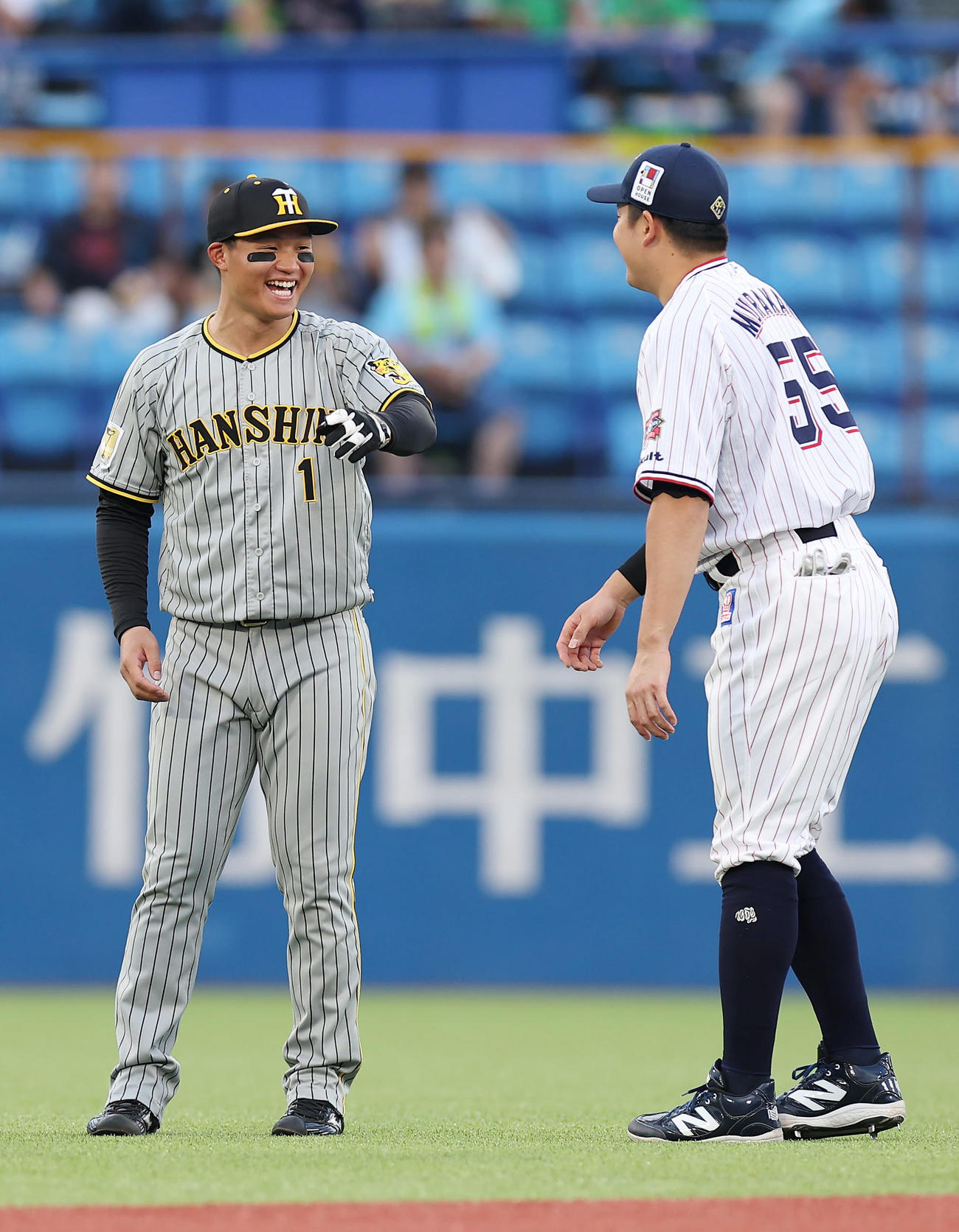 ヤクルト対阪神　試合前、ヤクルト村上（右）と談笑する阪神森下（撮影・前田充）