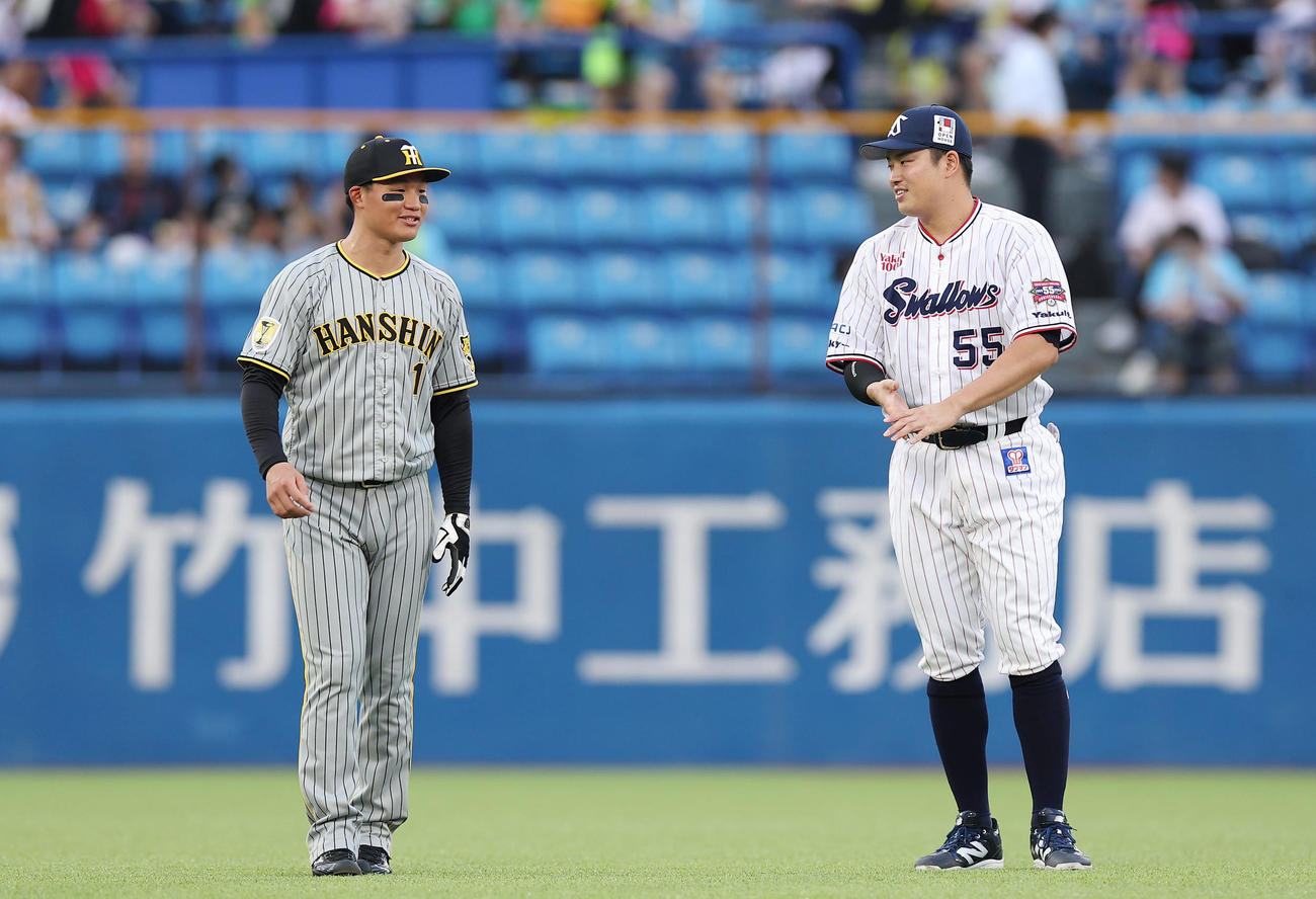 ヤクルト対阪神　試合前、言葉を交わす阪神森下（左）とヤクルト村上（撮影・前田充）