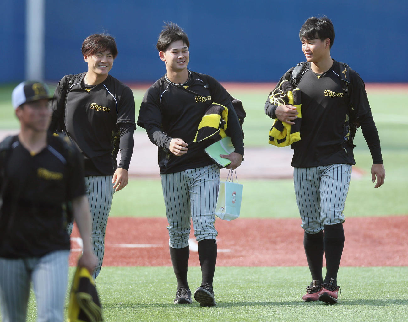 ヤクルト対阪神　笑顔を見せながら球場に入る、左から阪神前川、野口、森下（撮影・前田充）