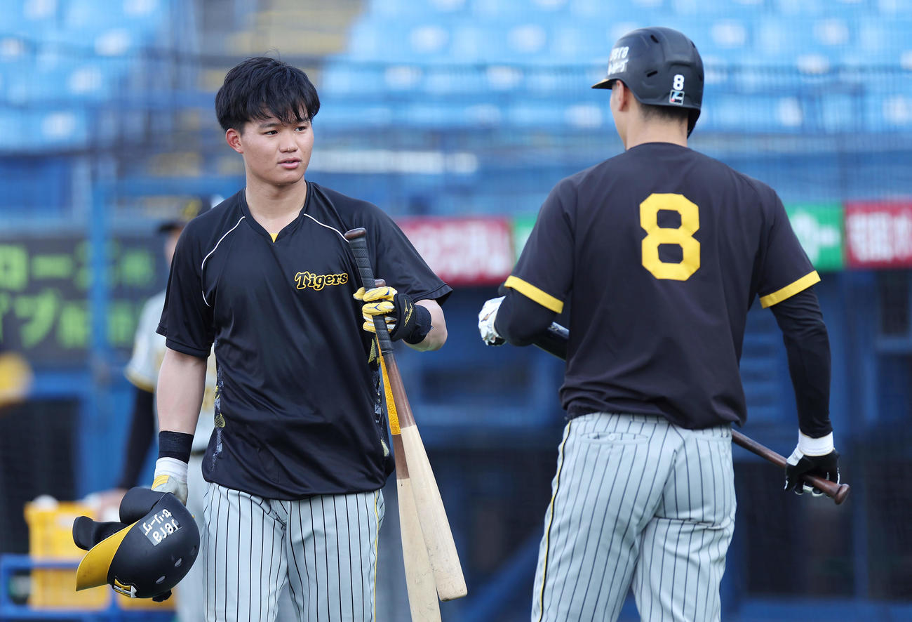 ヤクルト対阪神　試合前練習で言葉を交わす阪神森下（左）と佐藤輝（撮影・前田充）