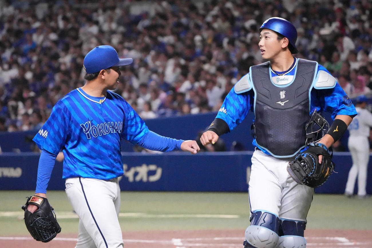 中日対DeNA 2回終了、タッチを交わしベンチへ戻る（左から）東と山本（撮影・森本幸一）