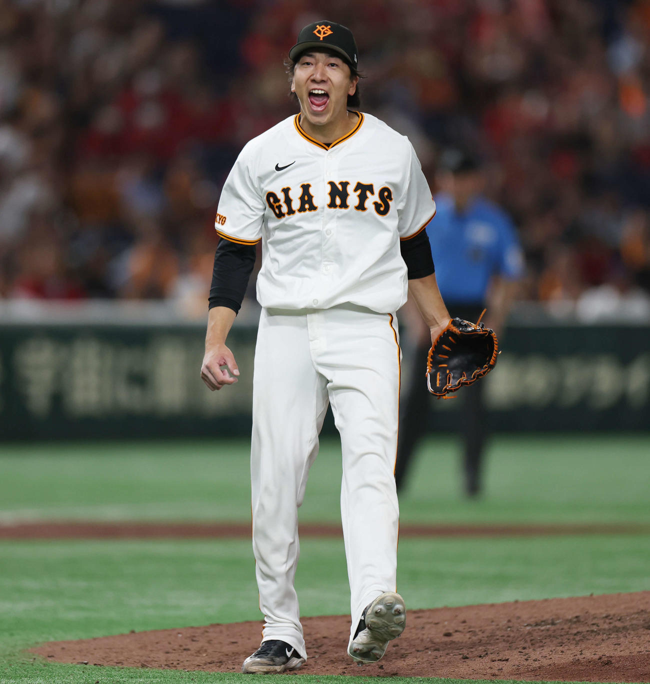 巨人対広島　9回表を3者連続空振り三振に仕留め雄たけびを上げる巨人大勢（撮影・宮地輝）