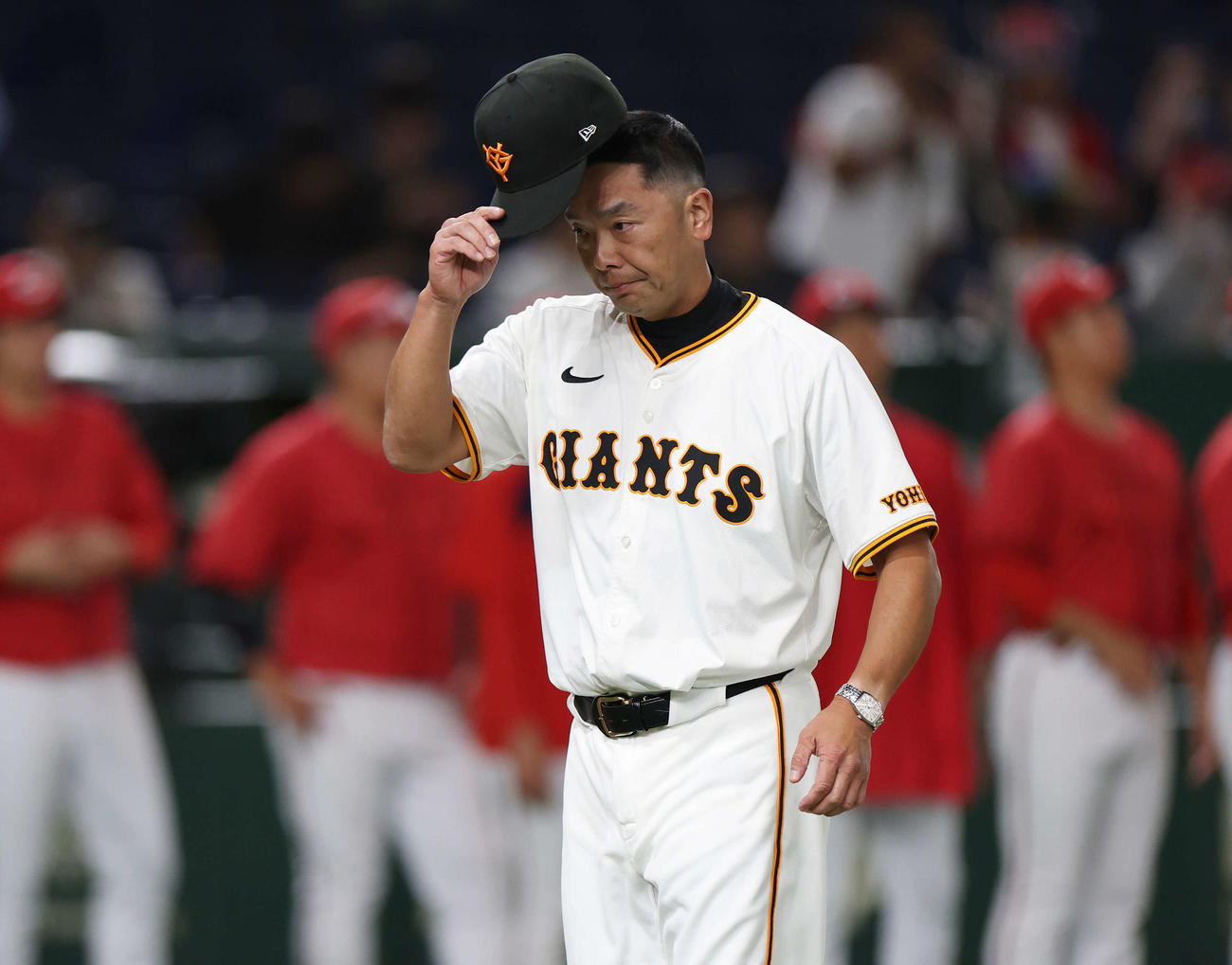 巨人対広島　広島と引き分け渋い表情で引き揚げる巨人阿部監督（撮影・宮地輝）