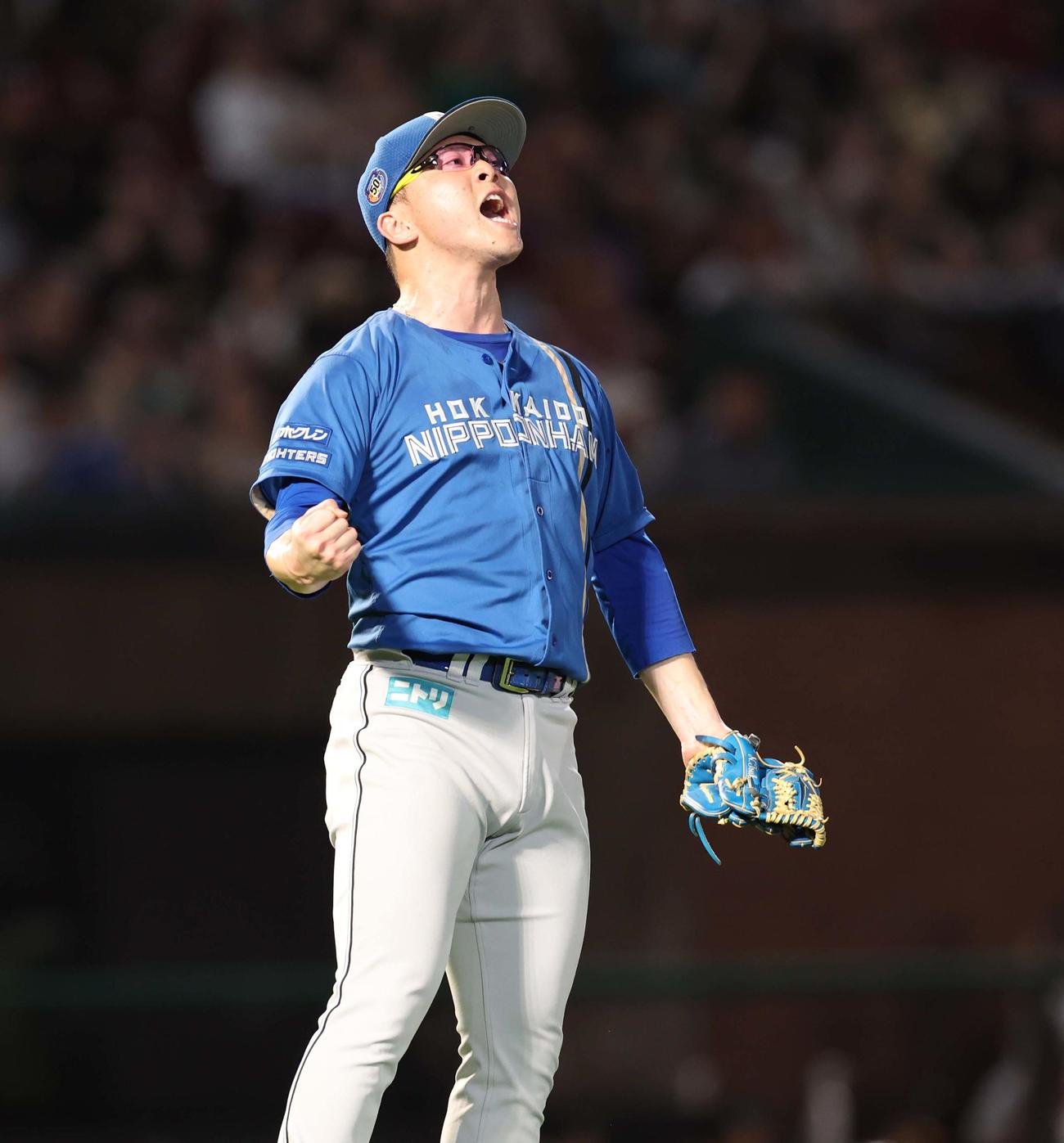 楽天対日本ハム　7回裏楽天2死満塁、黒川を三振にとり叫ぶ生田目（撮影・黒川智章）