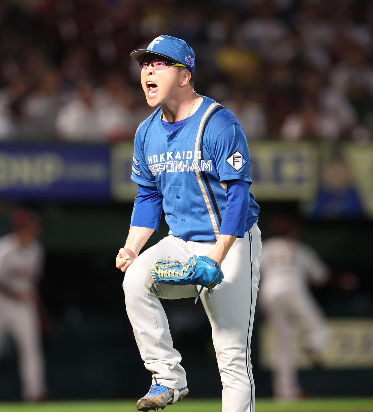 楽天対日本ハム　7回裏楽天2死満塁、黒川を三振にとり叫ぶ生田目（撮影・黒川智章）