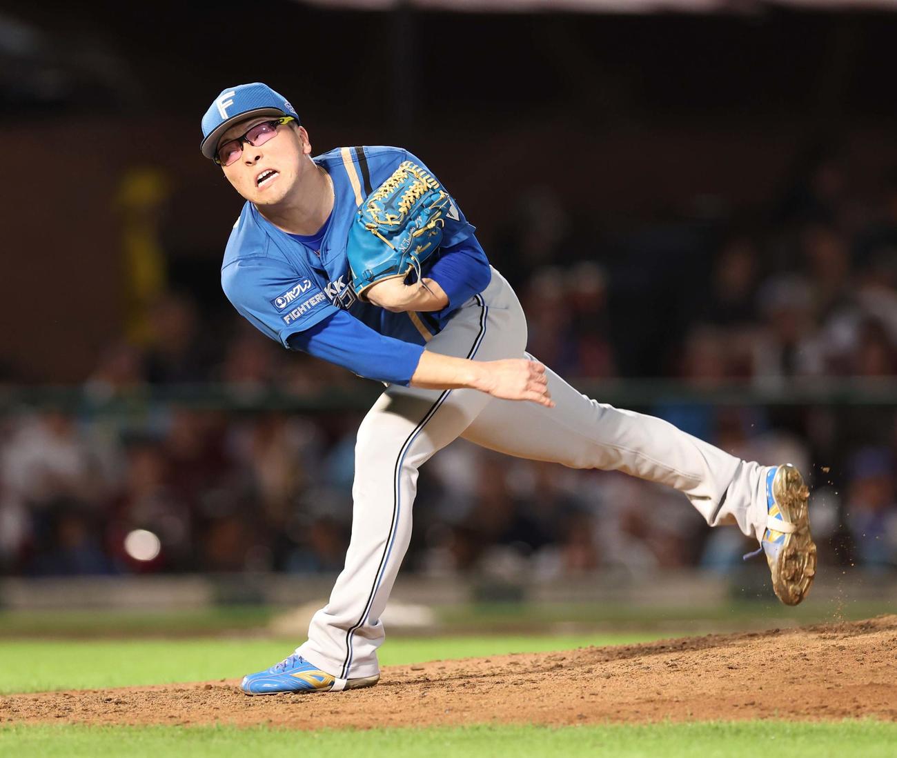 楽天対日本ハム　7回途中登板の生田目（撮影・黒川智章）