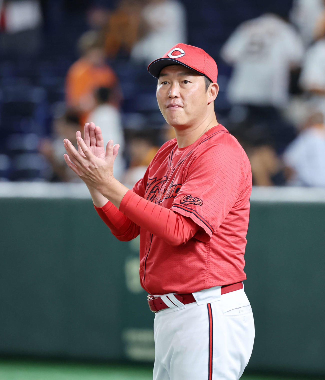 巨人対広島　引き分けで終わり拍手して選手たちを迎える広島新井監督（撮影・鈴木正人）