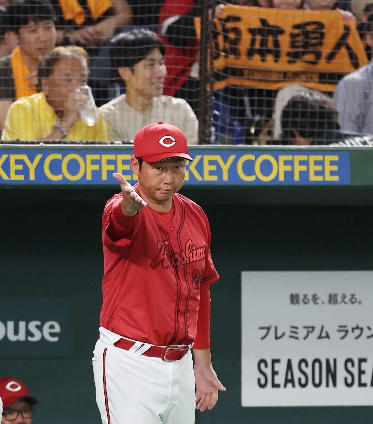 巨人対広島　9回裏巨人2死二塁、坂本を申告敬遠する新井監督（撮影・宮地輝）