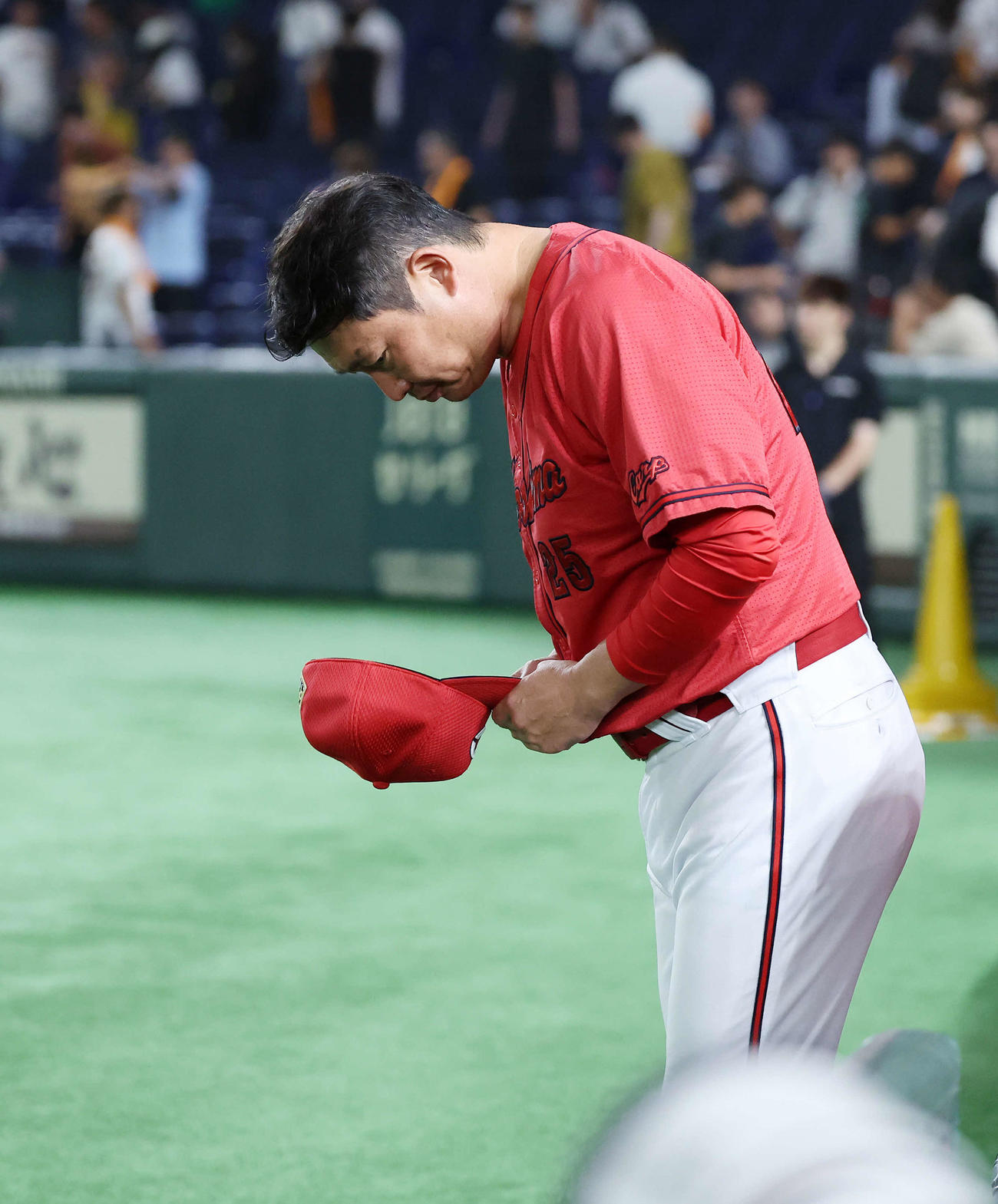 巨人対広島　一礼してグランドを引き揚げる広島新井監督（撮影・鈴木正人）