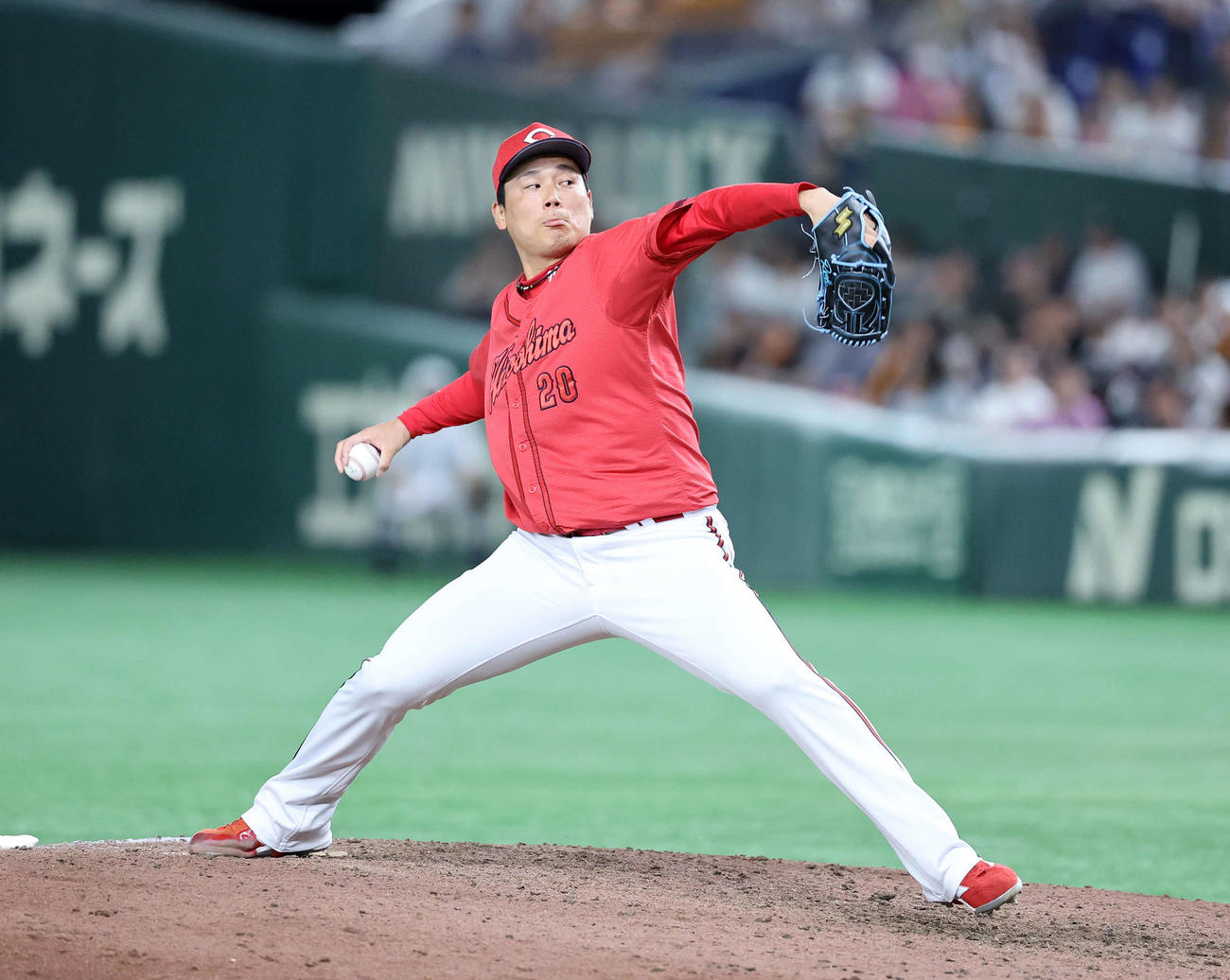 巨人対広島　力投する広島6番手の栗林（撮影・鈴木正人）