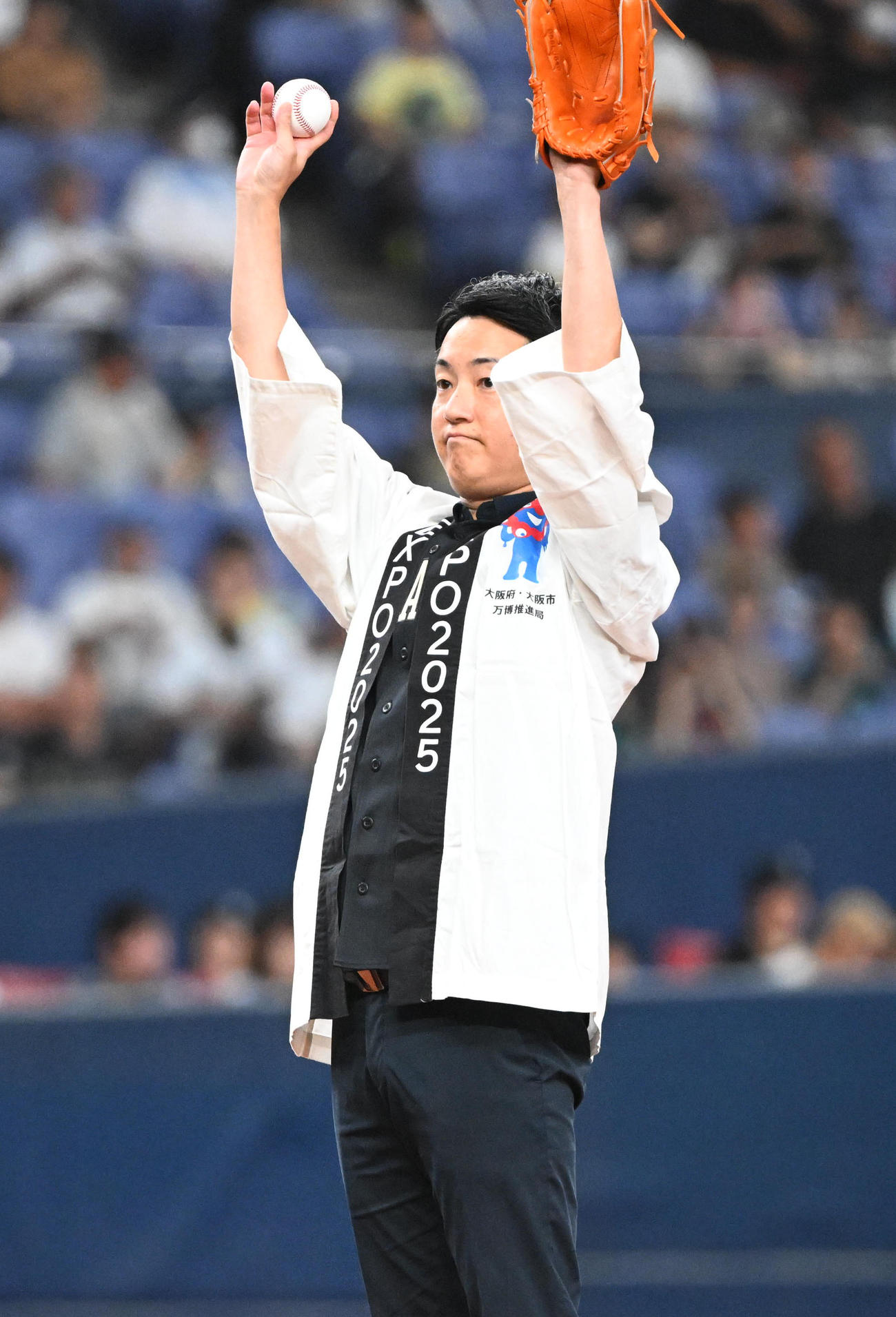 オリックス対西武　「『くるぞ！万博』盛り上げようデー」で始球式を行う横山大阪市長（撮影・和賀正仁）