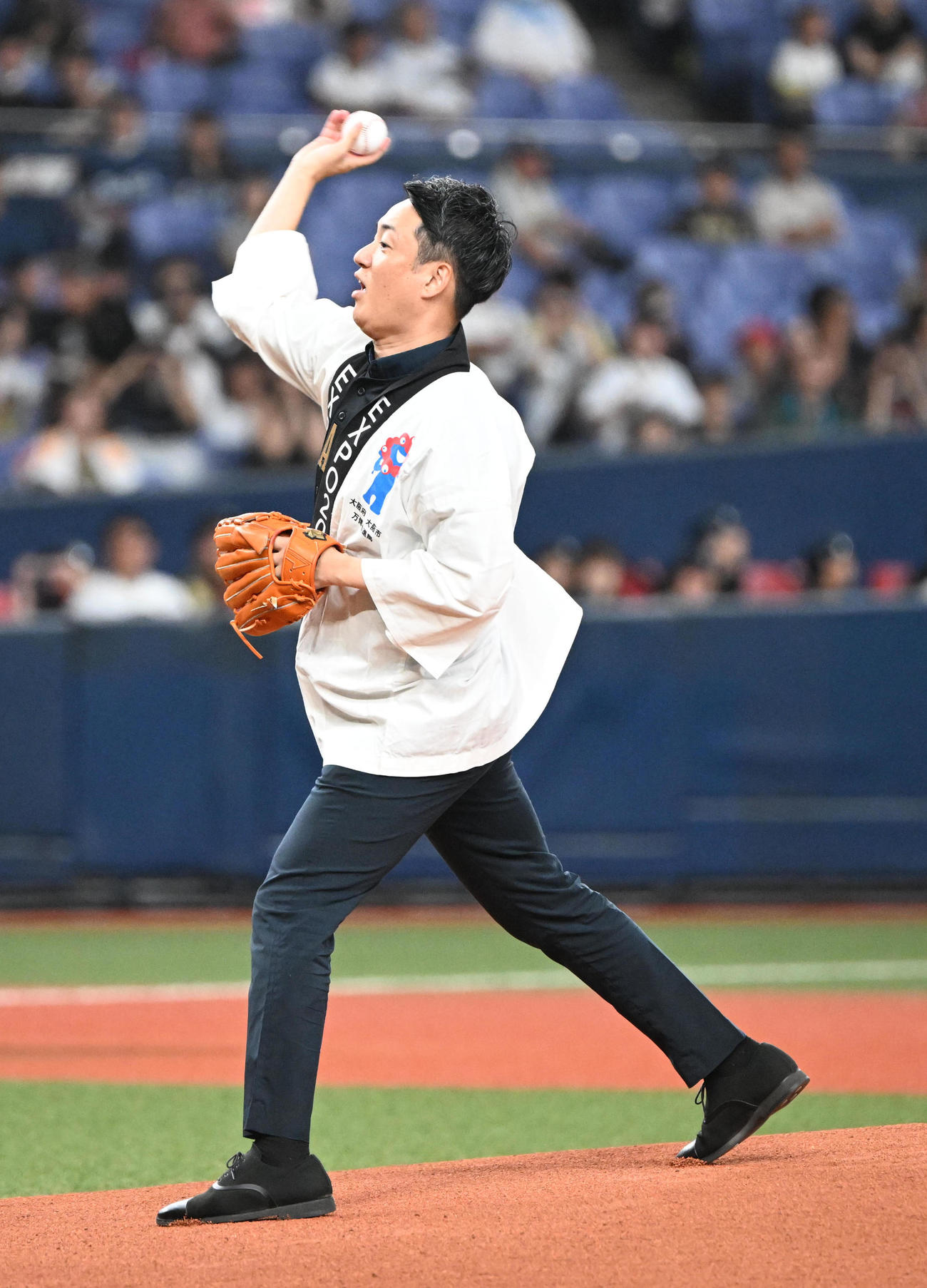 オリックス対西武　「『くるぞ！万博』盛り上げようデー」で始球式を行う横山大阪市長（撮影・和賀正仁）
