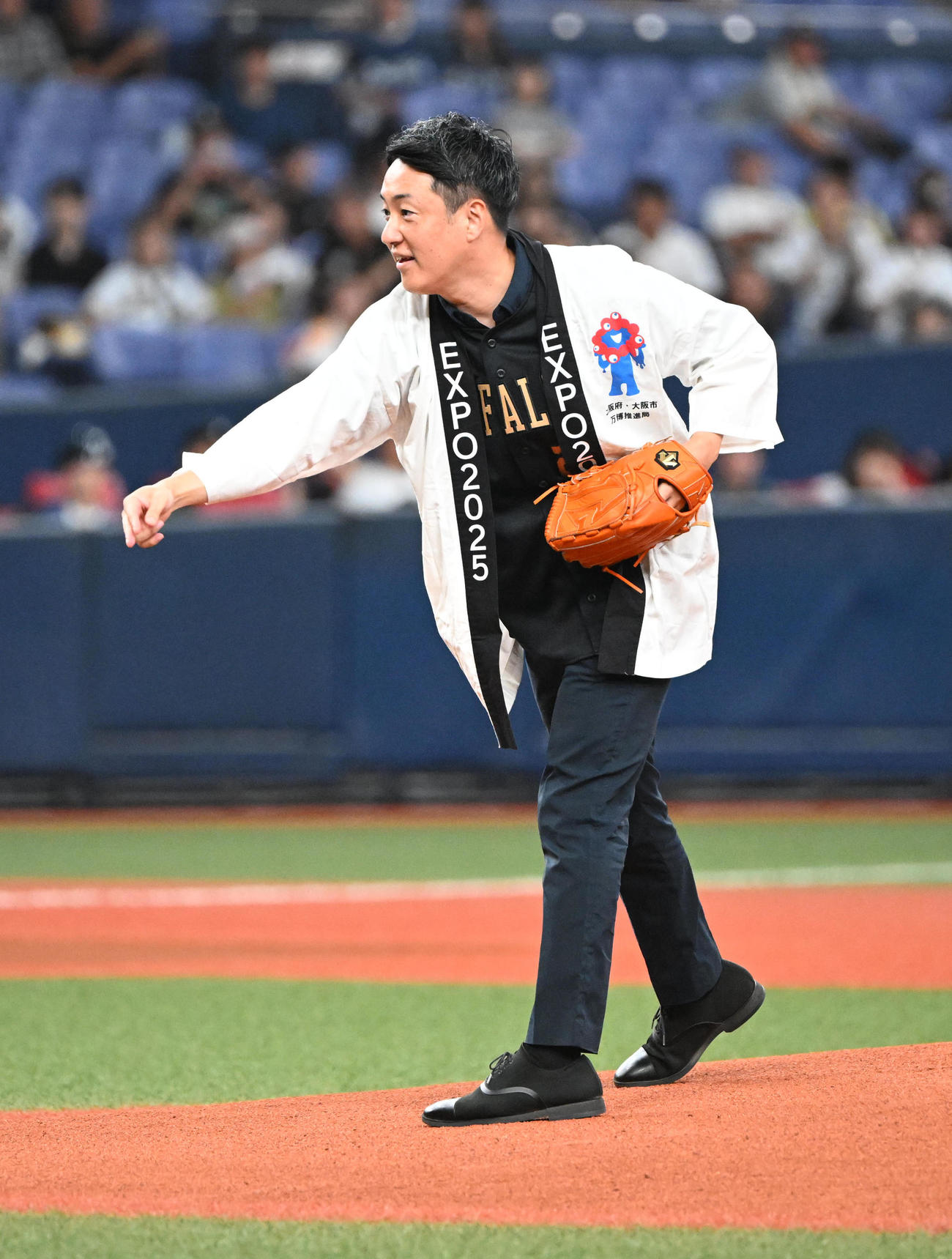 オリックス対西武　「『くるぞ！万博』盛り上げようデー」で始球式を行う横山大阪市長（撮影・和賀正仁）