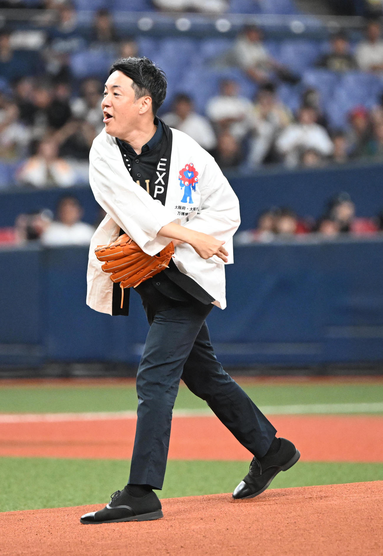オリックス対西武　「『くるぞ！万博』盛り上げようデー」で始球式を行う横山大阪市長（撮影・和賀正仁）